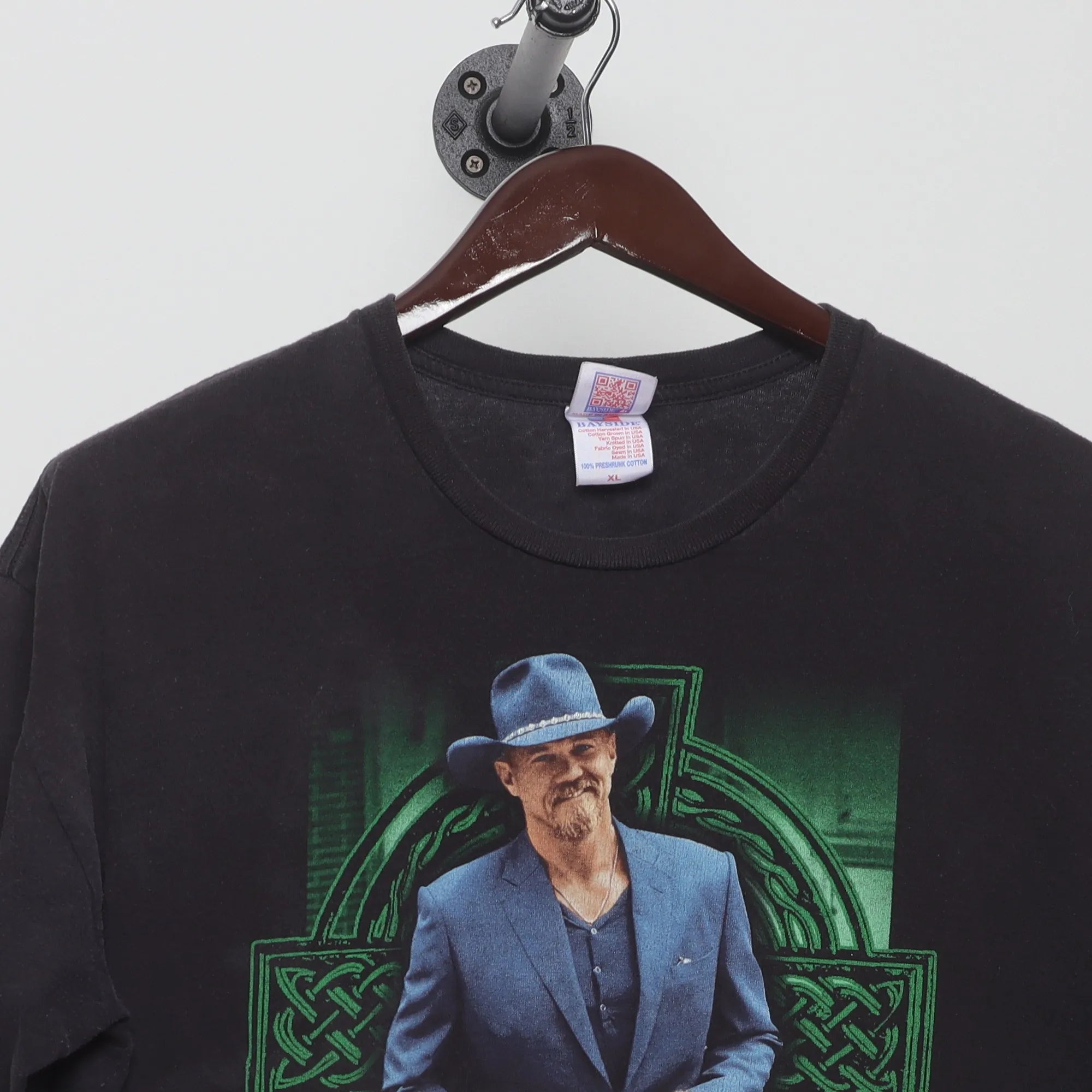 Close-up of the collar and tag on the Vintage 2010s Trace Adkins Tour 2015 T-Shirt XL