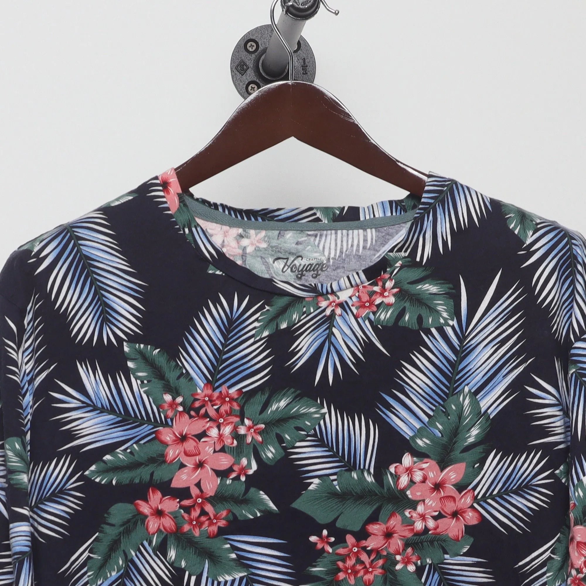 Close-up of the collar and tag on the Vintage 2010s Tropical Hawaiian Print T-Shirt L