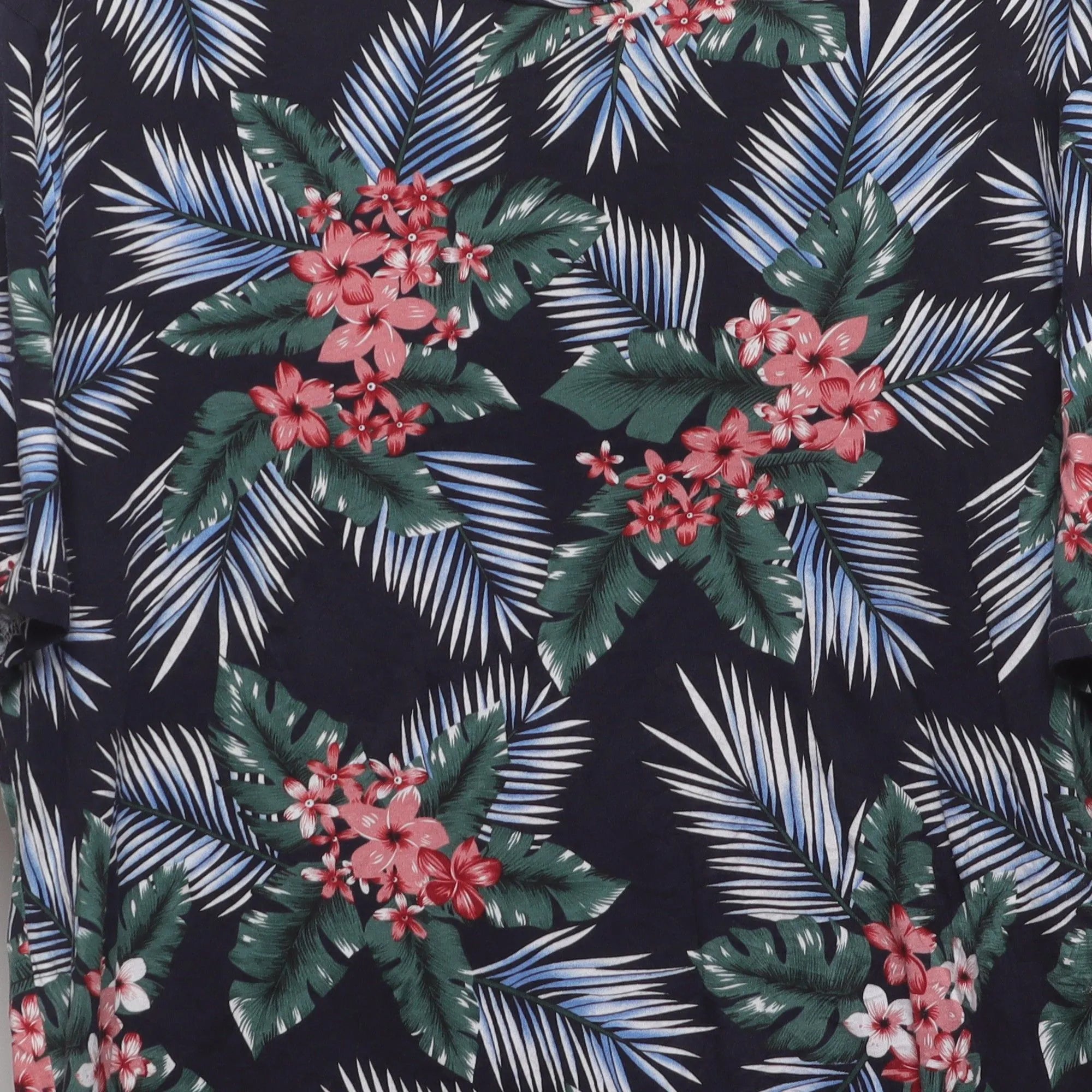 Close-up of the main graphic on the Vintage 2010s Tropical Hawaiian Print T-Shirt L