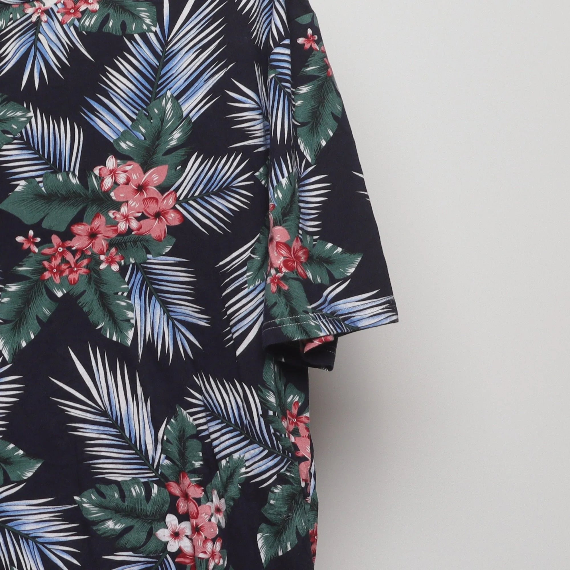 Close-up of the sleeve on the Vintage 2010s Tropical Hawaiian Print T-Shirt L