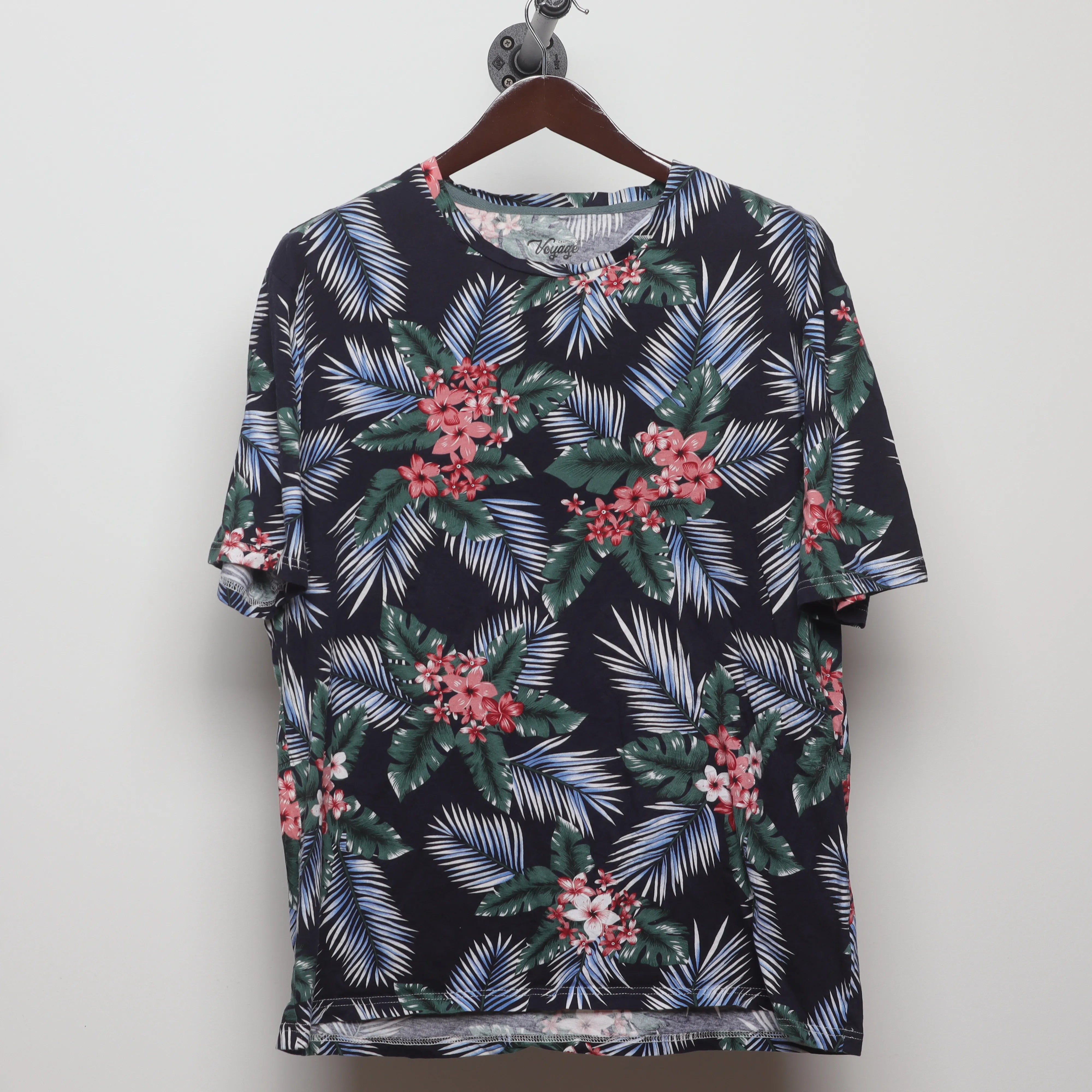 Front view of Vintage 2010s Tropical Hawaiian Print T-Shirt L