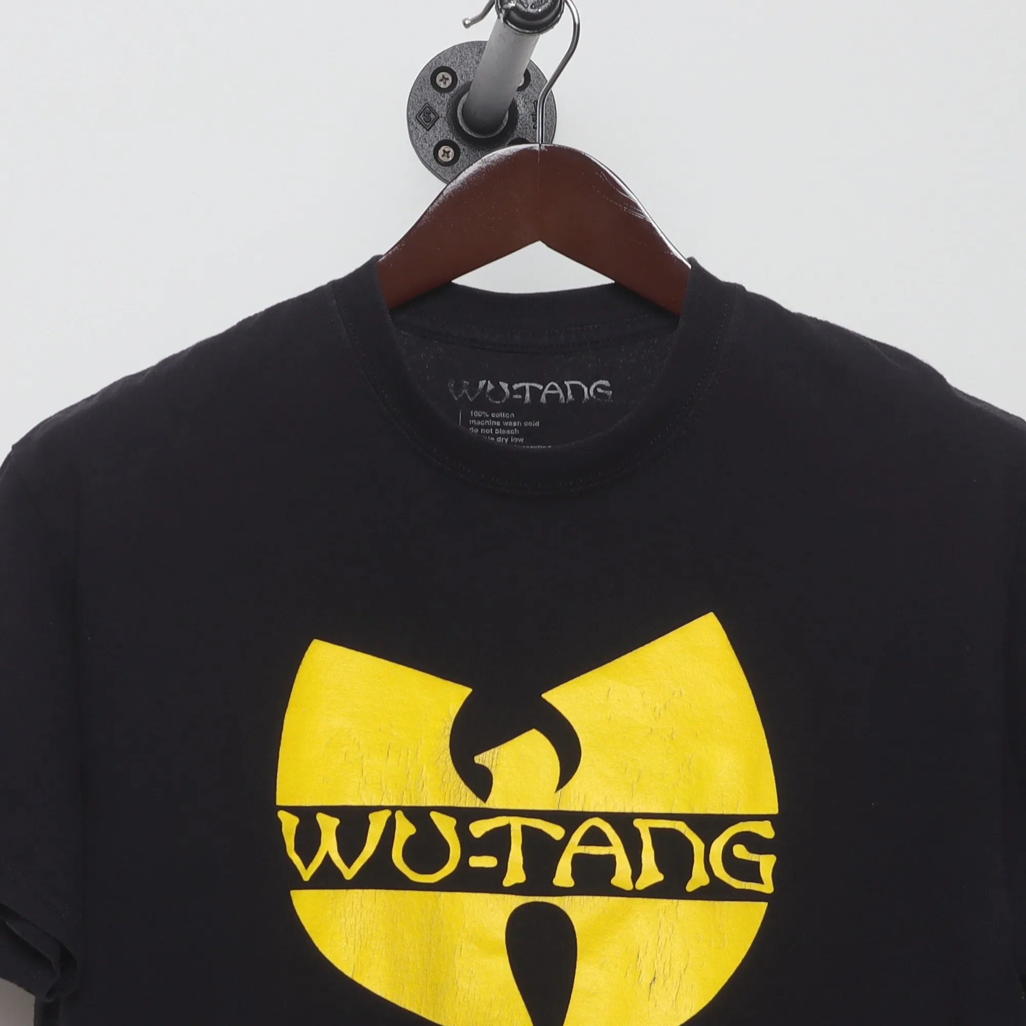 Close-up of the collar and tag on the Vintage 2010s Wu-Tang Clan Logo T-Shirt L