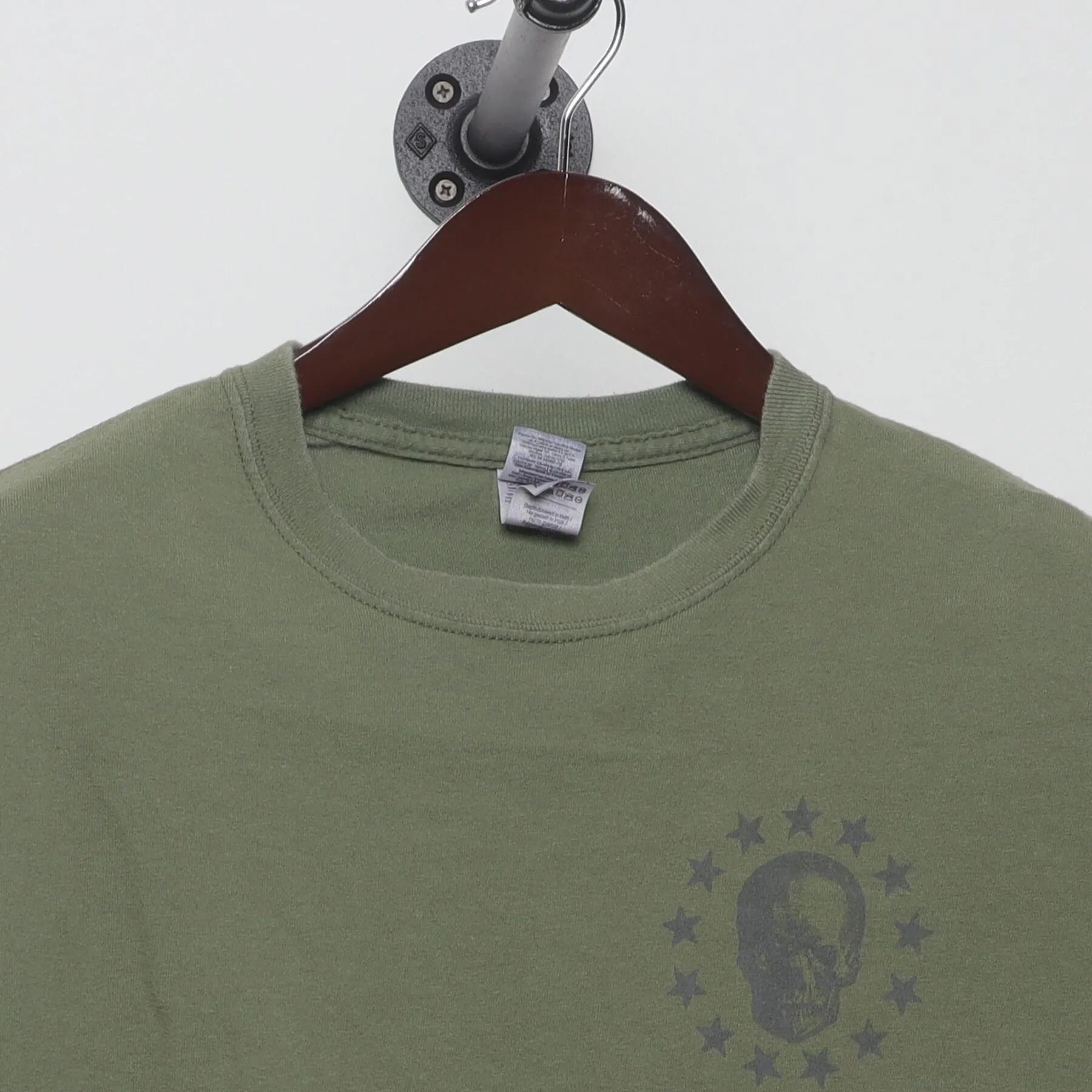 Close-up of the collar and tag on the Vintage Y2K Gildan "Defend 2nd Amendment Skull" T-Shirt - L