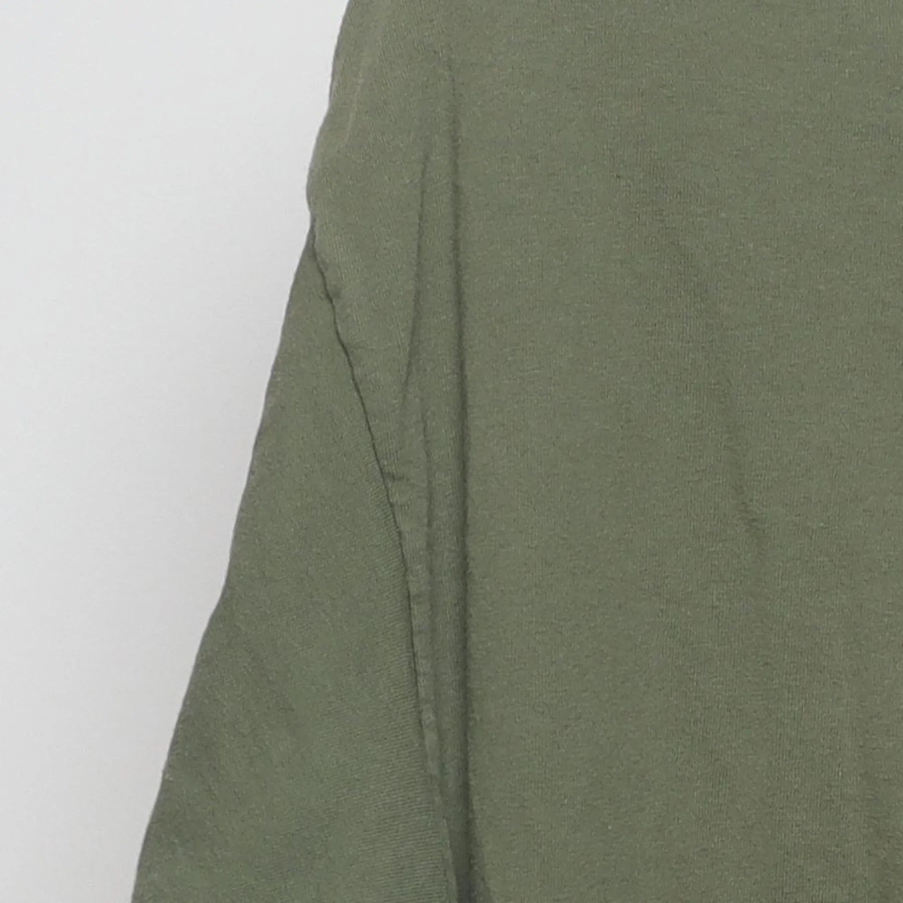 Close-up of the Left sleeve on the Vintage Y2K Gildan "Defend 2nd Amendment Skull" T-Shirt - L