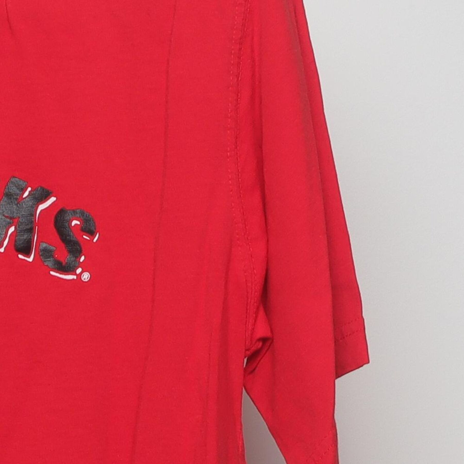 Close-up of the Right sleeve on the Vintage 1990s Chicago Blackhawks "Team Logo" T-Shirt - M