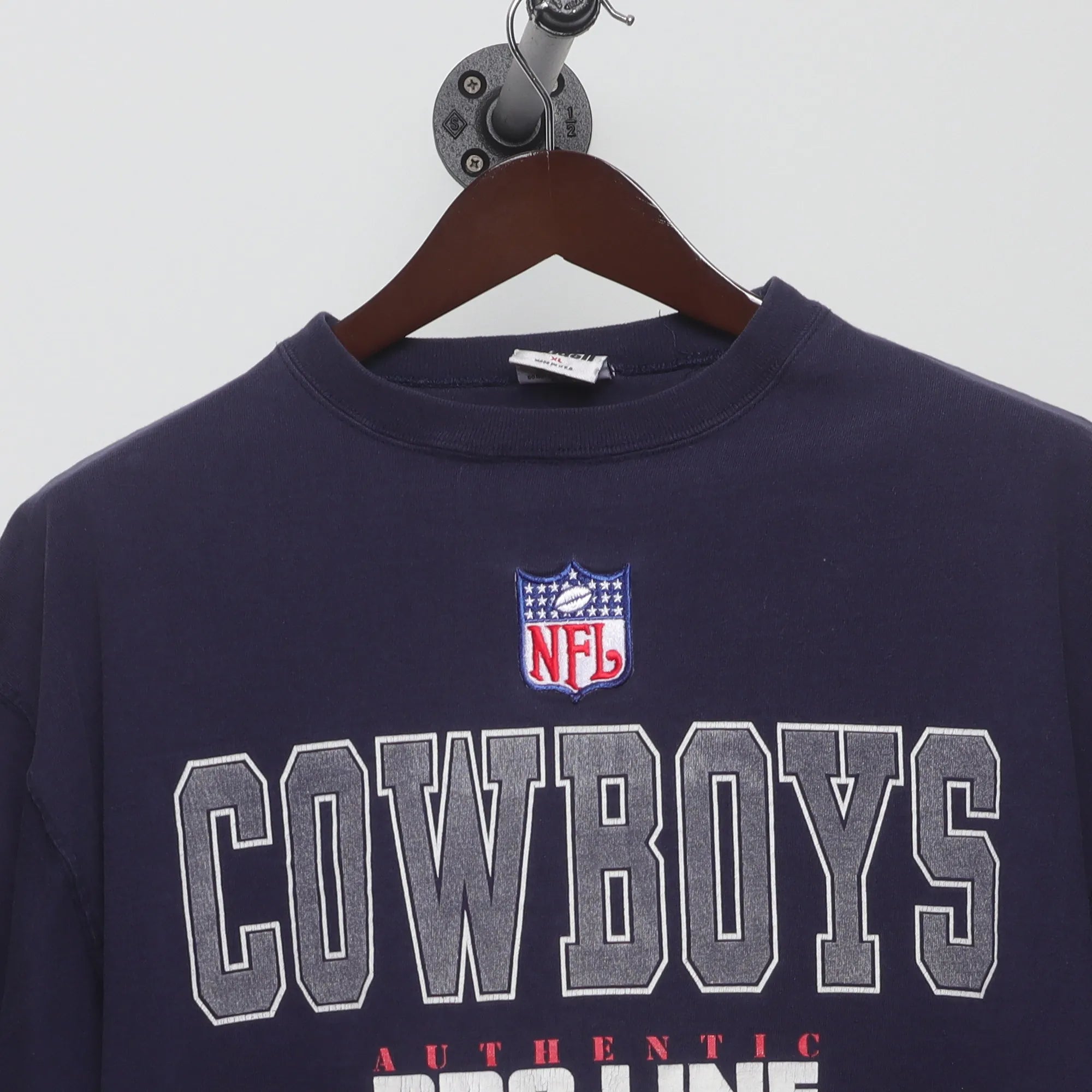 Close-up of the collar and tag on the Vintage 90s Cowboys NFL Pro Line Graphic T-Shirt XL