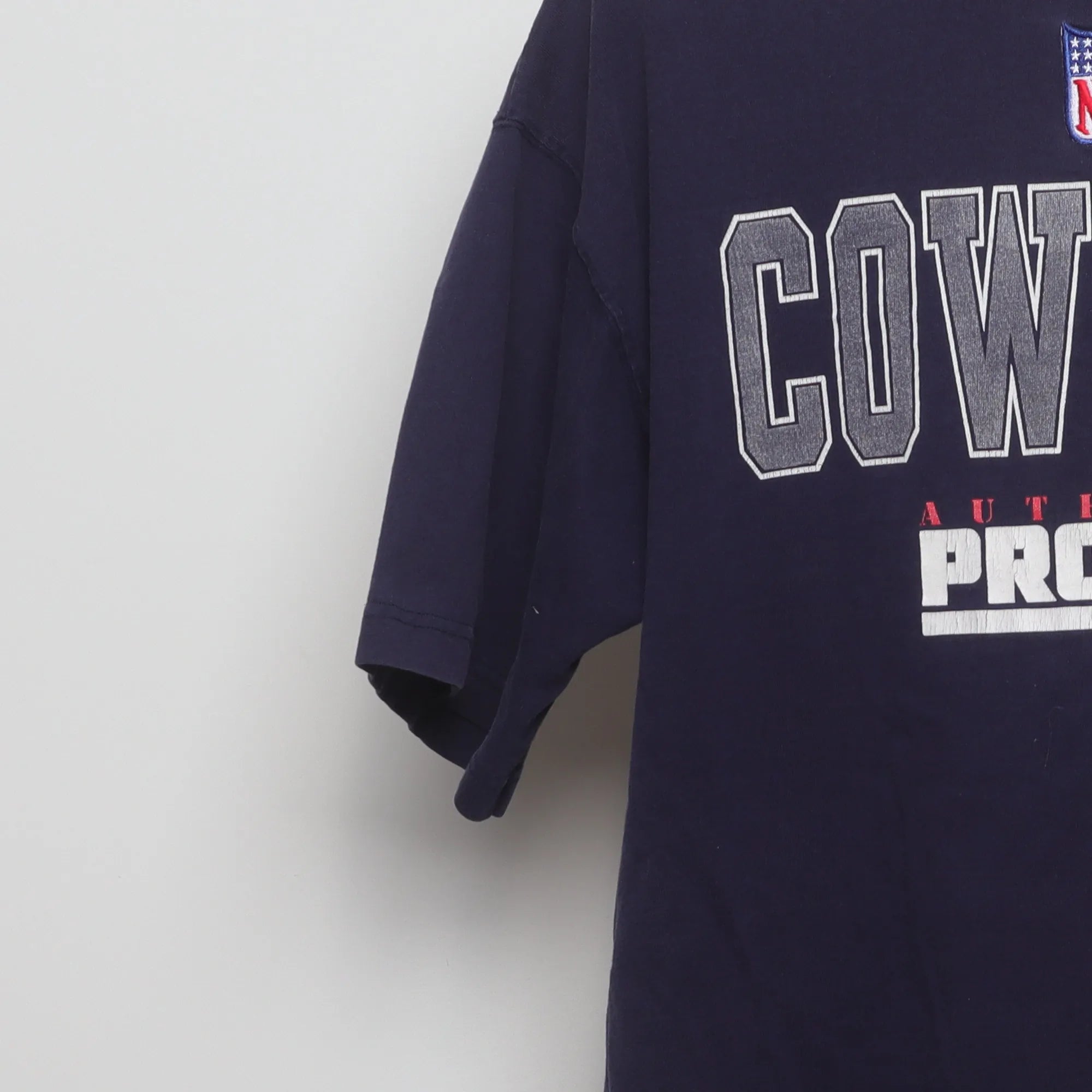 Close-up of the sleeve on the Vintage 90s Cowboys NFL Pro Line Graphic T-Shirt XL