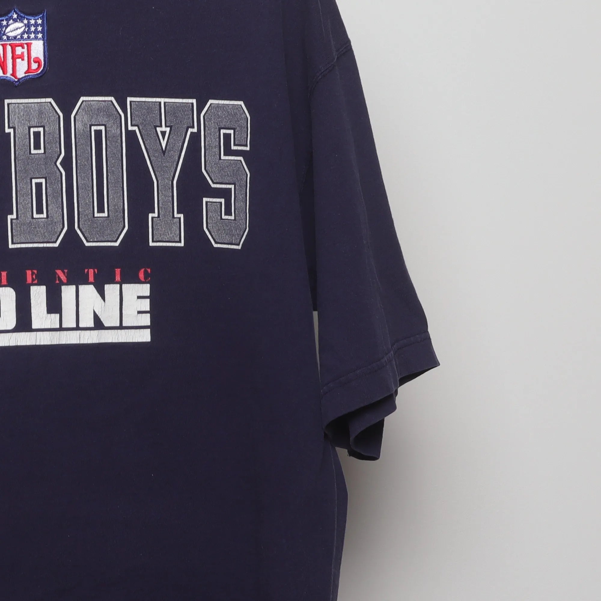 Close-up of the sleeve on the Vintage 90s Cowboys NFL Pro Line Graphic T-Shirt XL