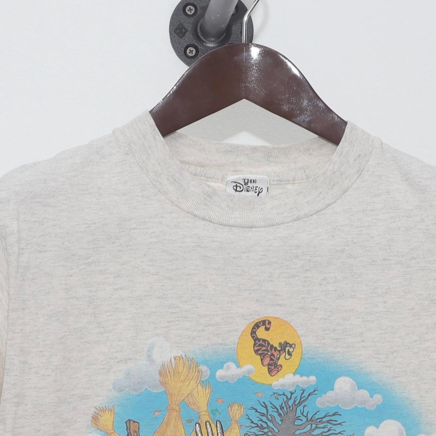 Close-up of the collar and tag on the Vintage 1990s Disney Winnie the Pooh "Pooh's Hayride" T-Shirt - S