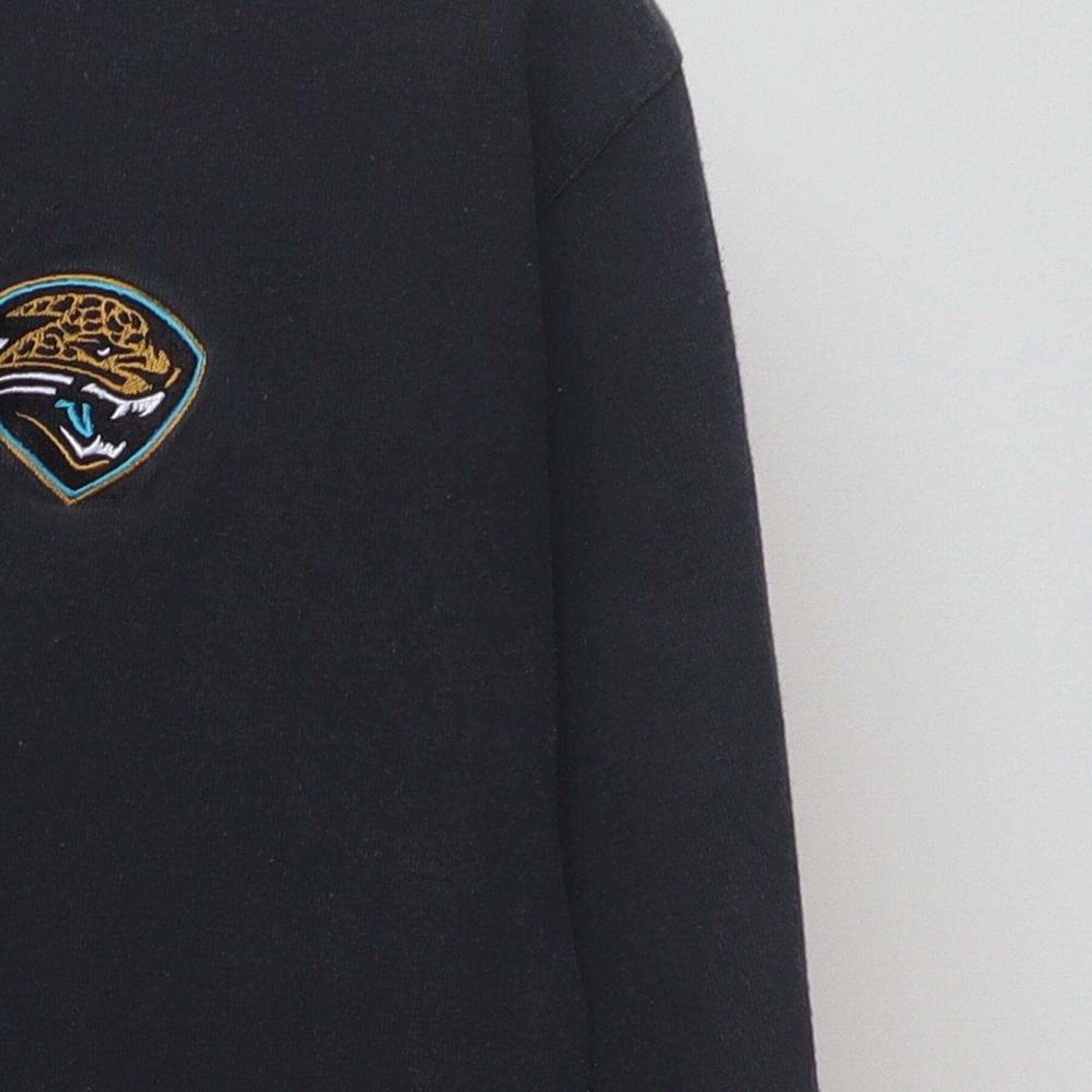 Close-up of the Right sleeve on the Vintage 1990s Nike "Jacksonville Jaguars Mock Neck" T-Shirt - M