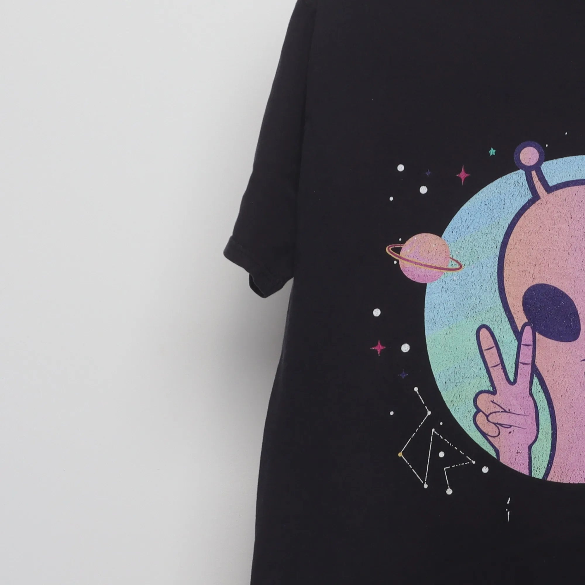 Close-up of the sleeve on the Vintage Alien Peace Sign Space Graphic T-Shirt L