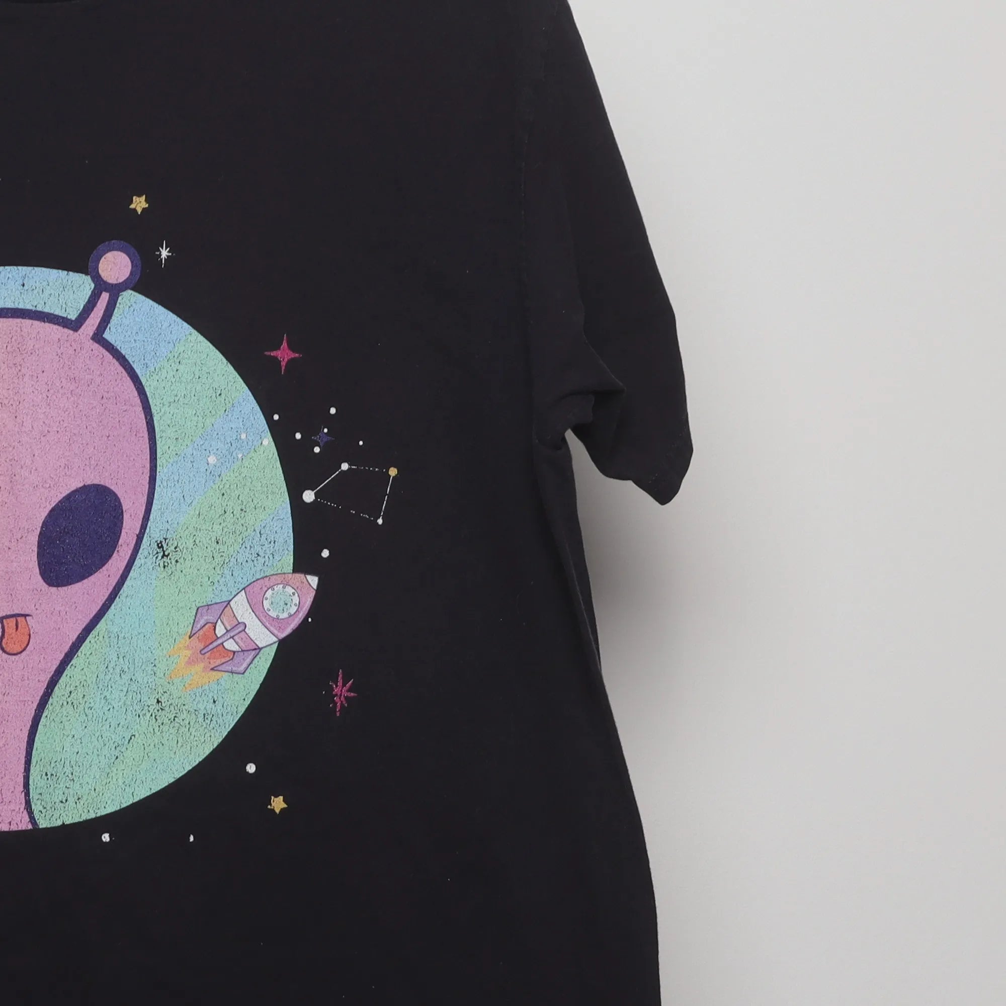 Close-up of the sleeve on the Vintage Alien Peace Sign Space Graphic T-Shirt L