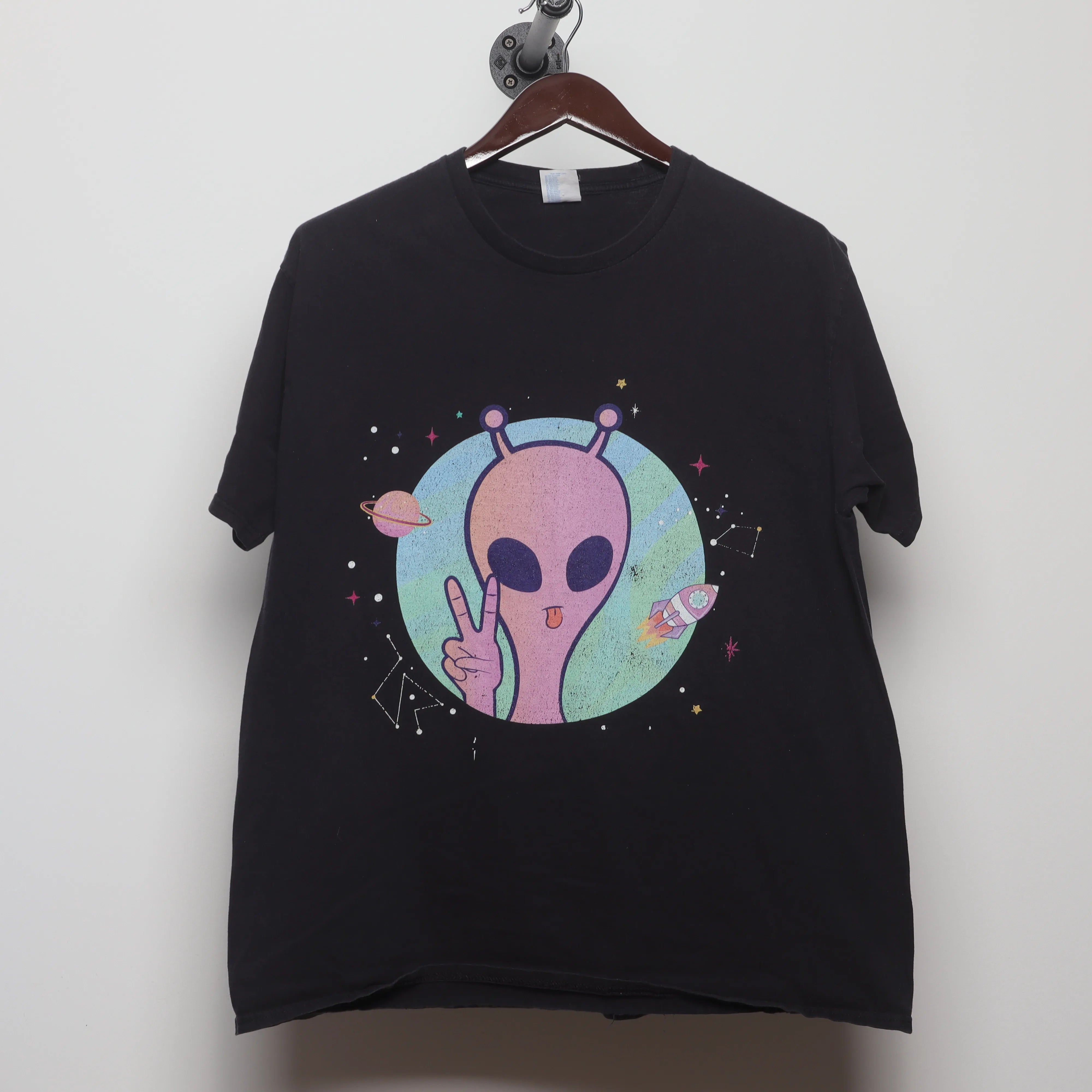 Front view of Vintage Alien Peace Sign Space Graphic T-Shirt L
