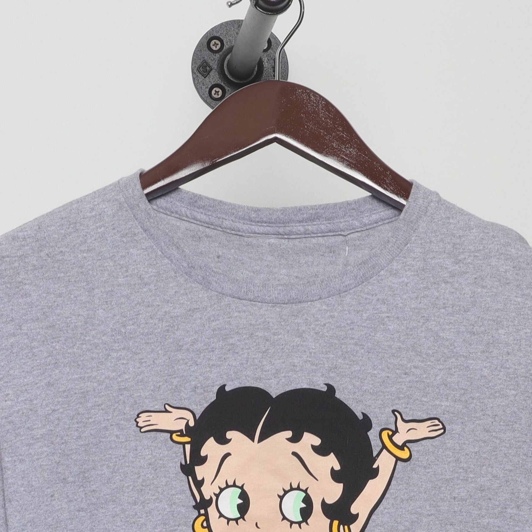 Close-up of the collar and tag on the Vintage Y2K Betty Boop "Classic Pose" T-Shirt - M