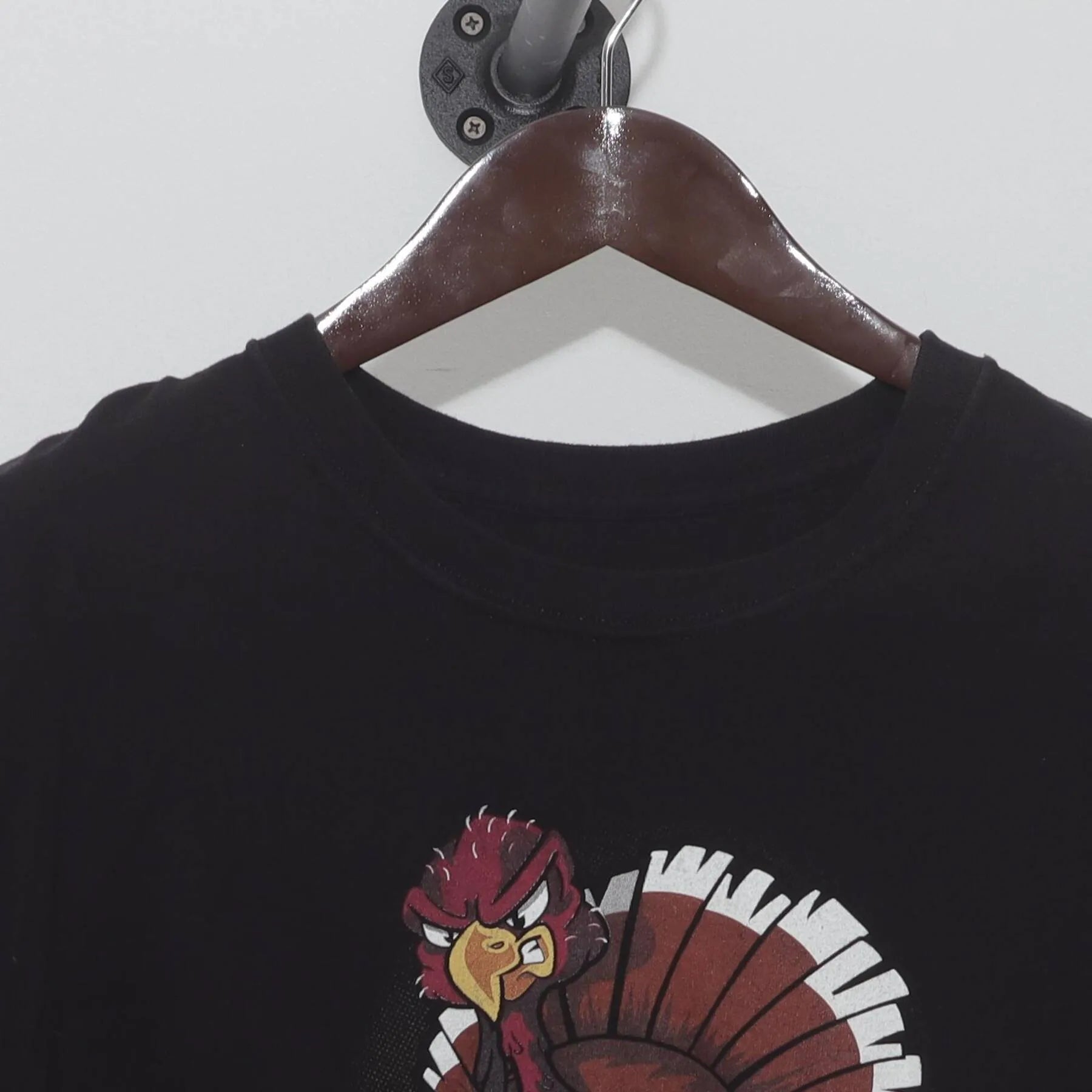 Close-up of the collar and tag on the Vintage Y2K Big Dogs "Go Pluck Yourself!" T-Shirt - XL