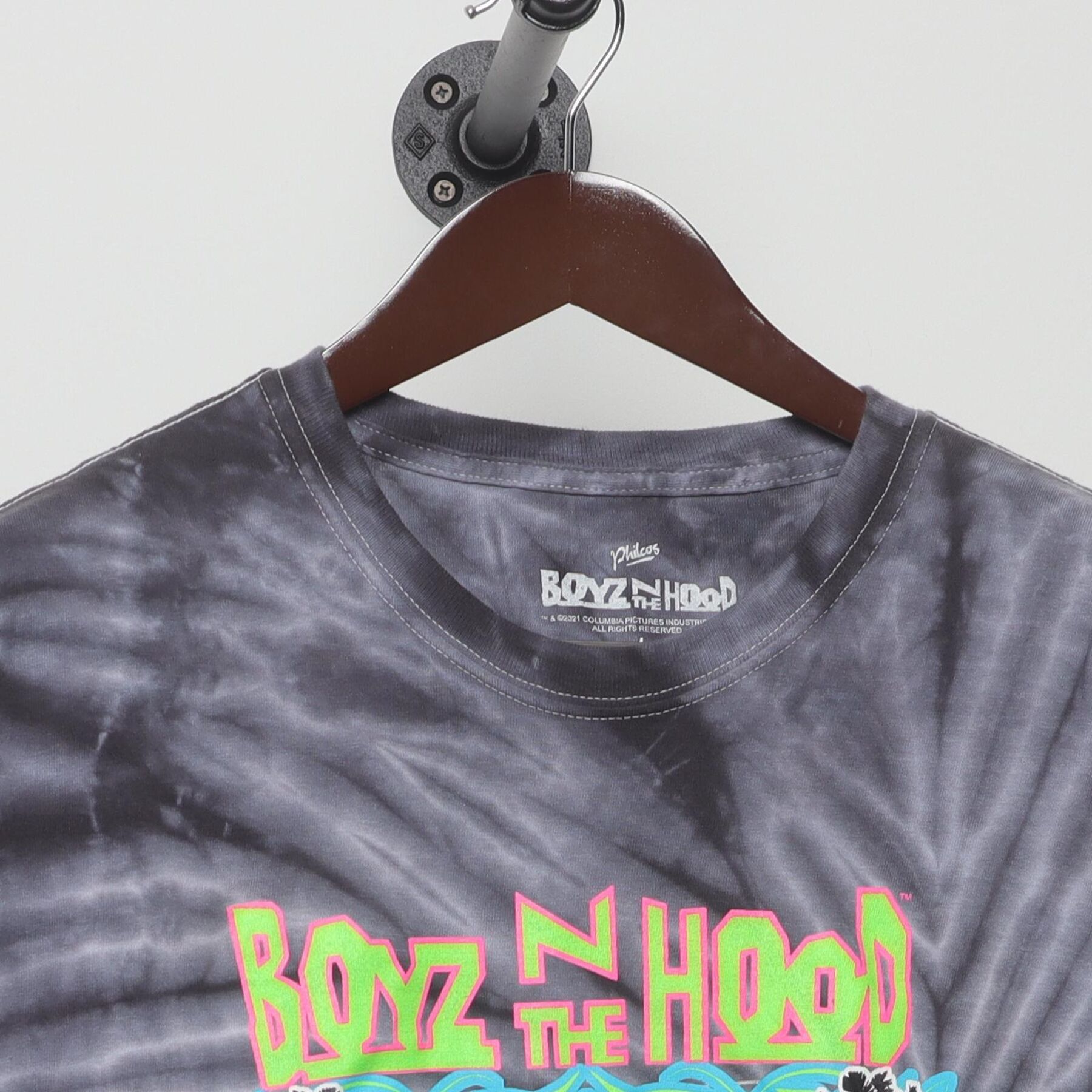 Close-up of the collar and tag on the Vintage 1990s Boyz n the Hood "South Central" T-Shirt - XL