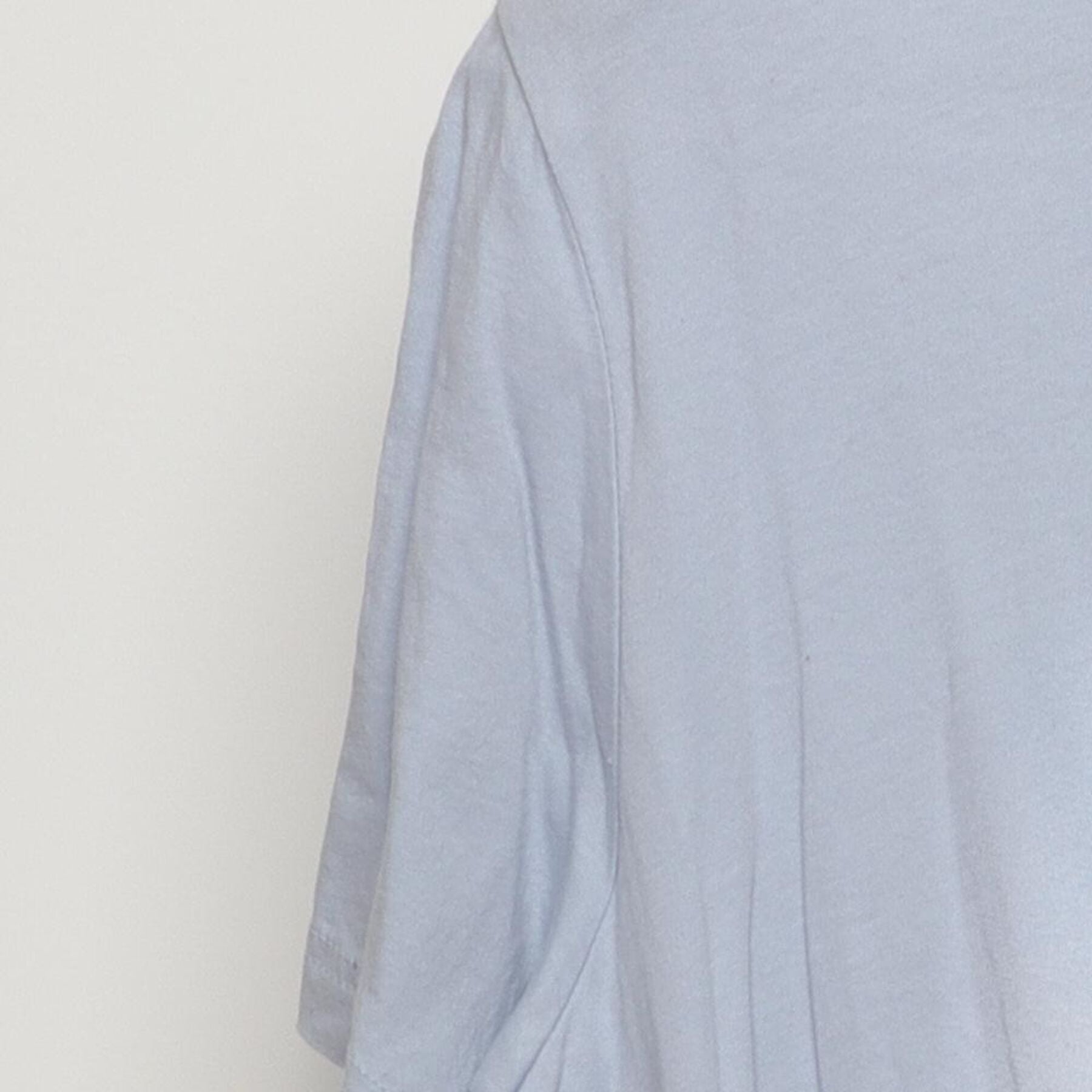Close-up of the Left sleeve on the Vintage 2010s Carrie Underwood "Ethereal Portrait" T-Shirt - L