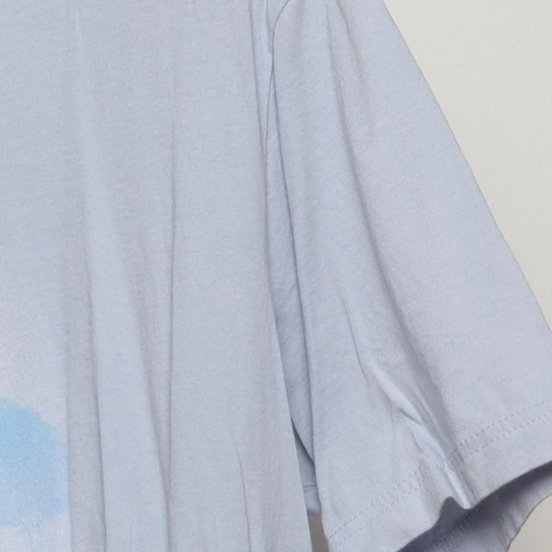 Close-up of the Right sleeve on the Vintage 2010s Carrie Underwood "Ethereal Portrait" T-Shirt - L