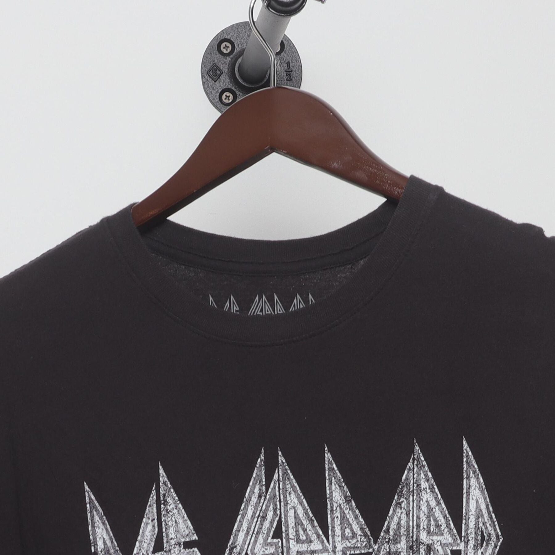 Close-up of the collar and tag on the Vintage Y2K Def Leppard "Leopard Graphic" T-Shirt - S