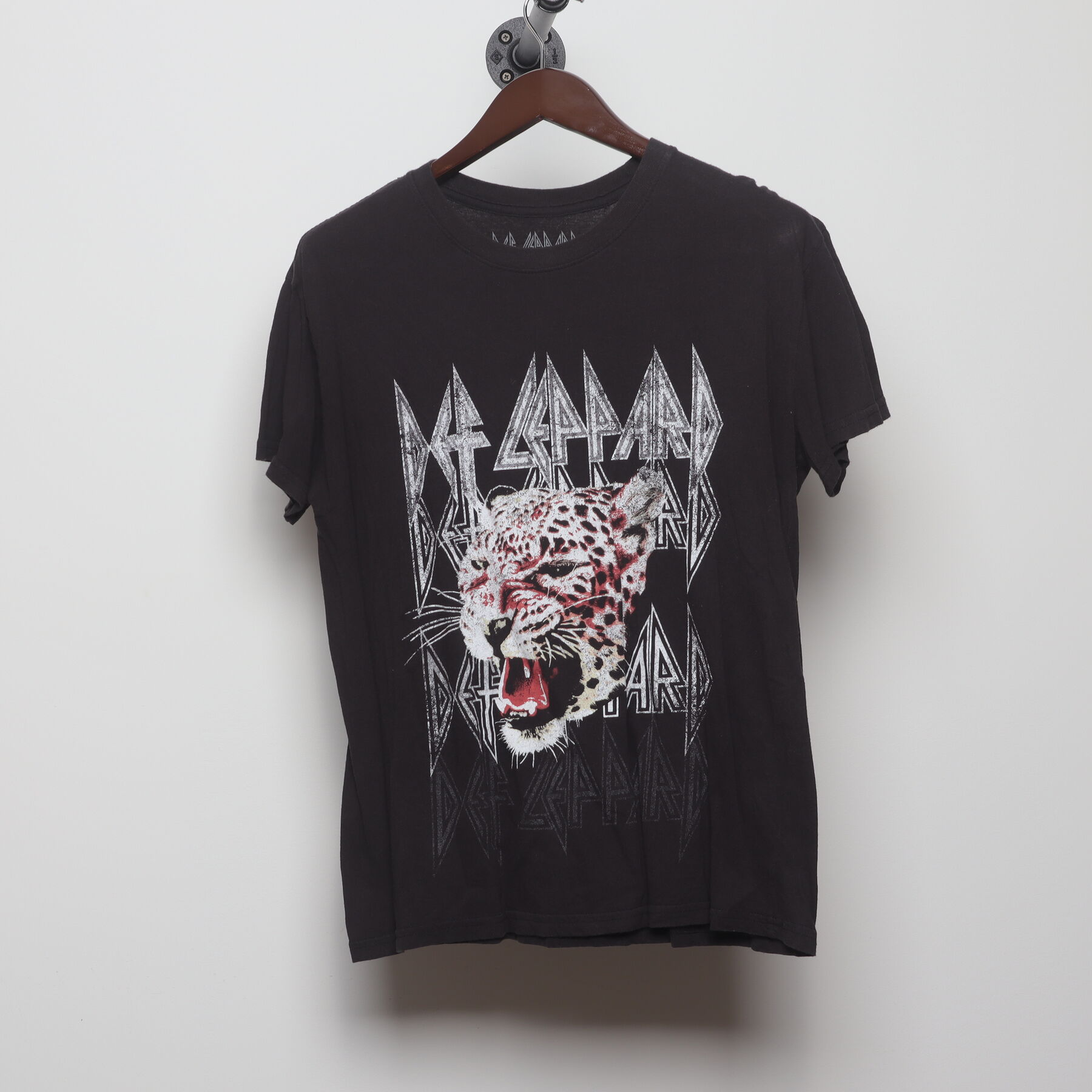 Front view of Vintage Y2K Def Leppard "Leopard Graphic" T-Shirt - S