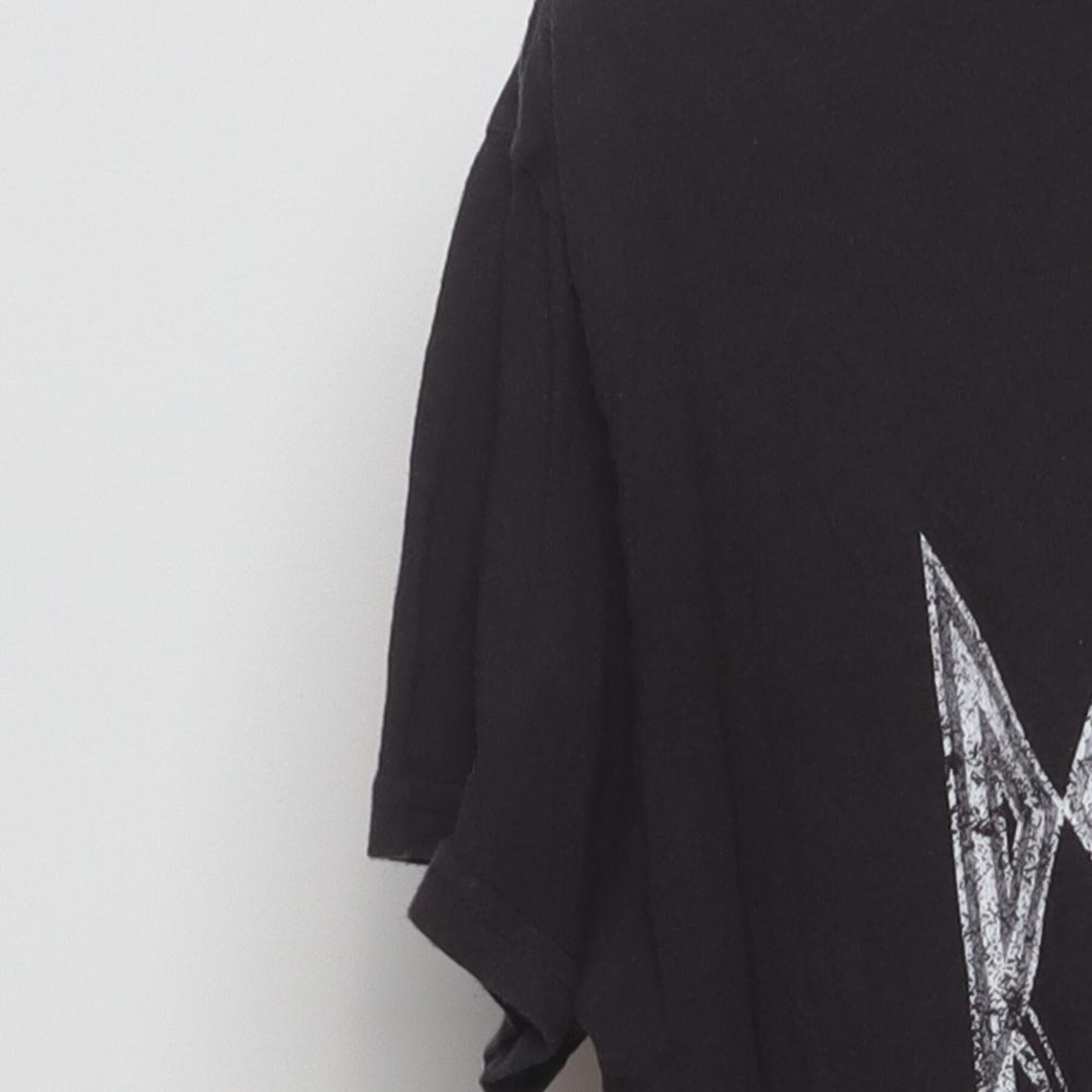 Close-up of the Left sleeve on the Vintage Y2K Def Leppard "Leopard Graphic" T-Shirt - S