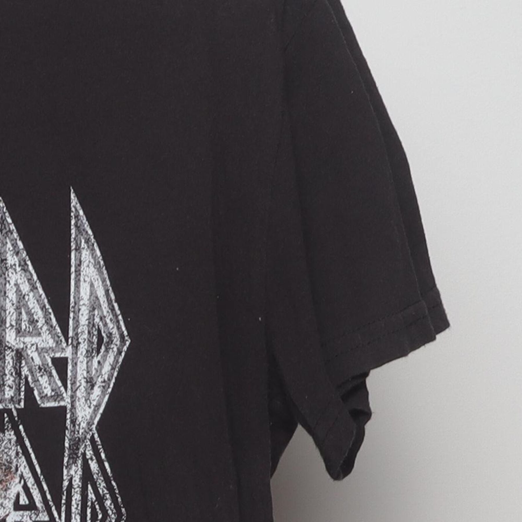 Close-up of the Right sleeve on the Vintage Y2K Def Leppard "Leopard Graphic" T-Shirt - S