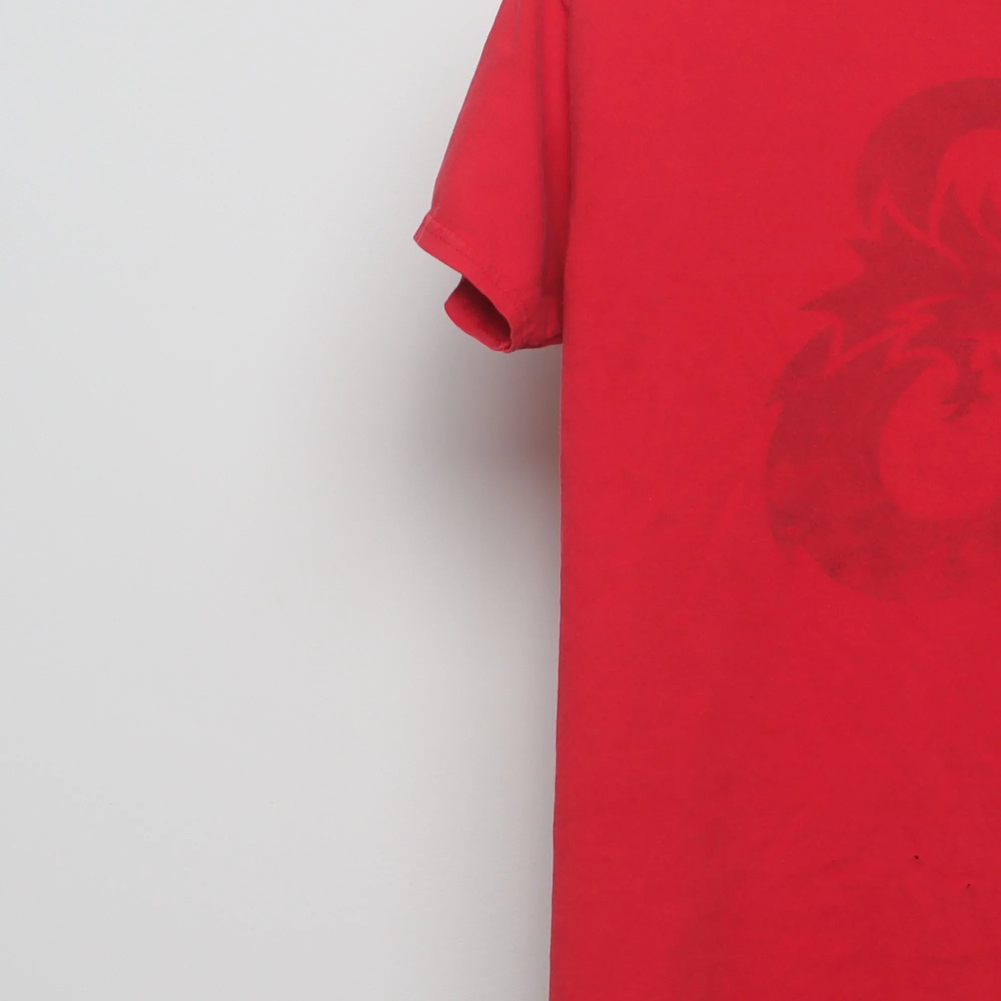 Close-up of the sleeve on the Vintage Dungeons & Dragons Faded Logo T-Shirt S