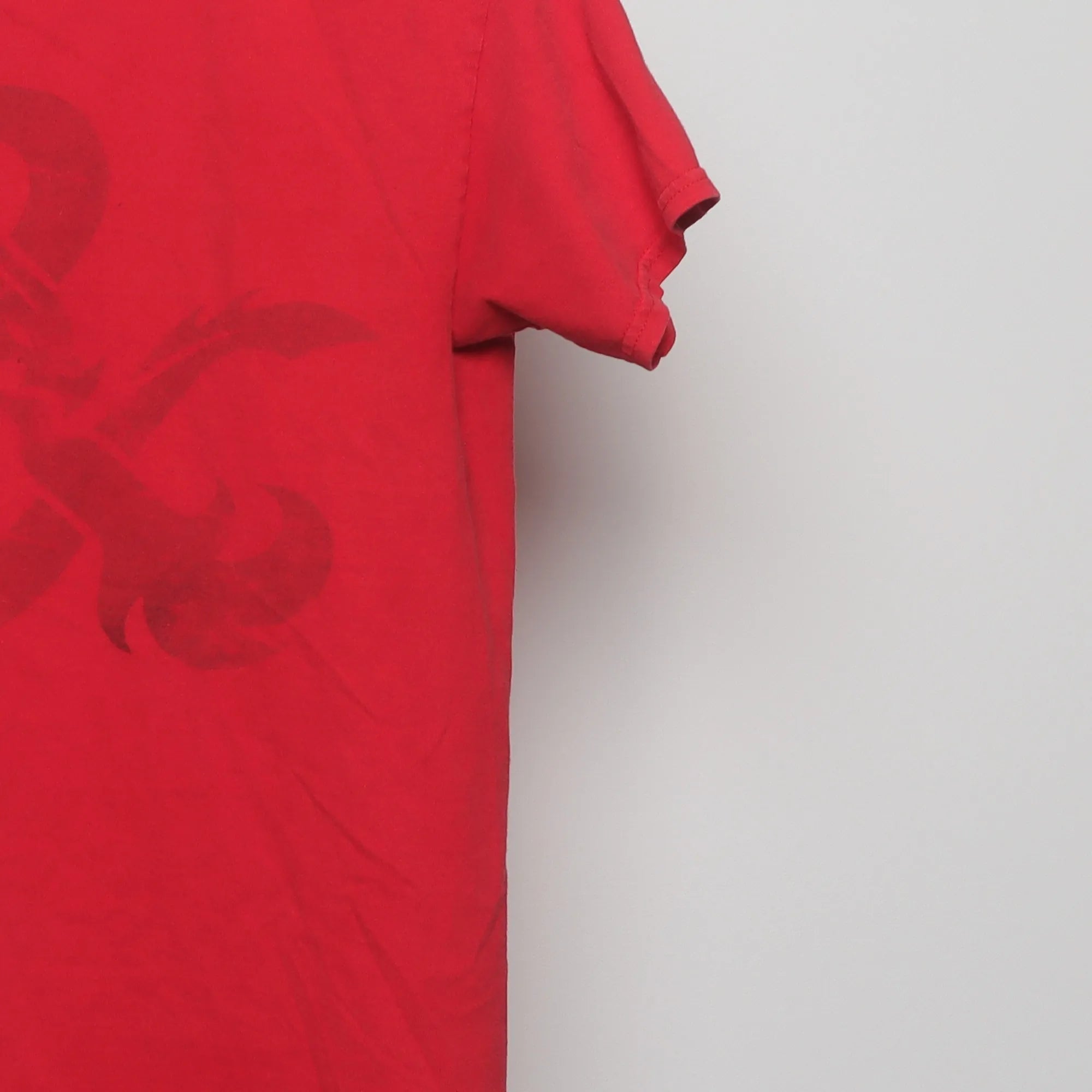 Close-up of the sleeve on the Vintage Dungeons & Dragons Faded Logo T-Shirt S