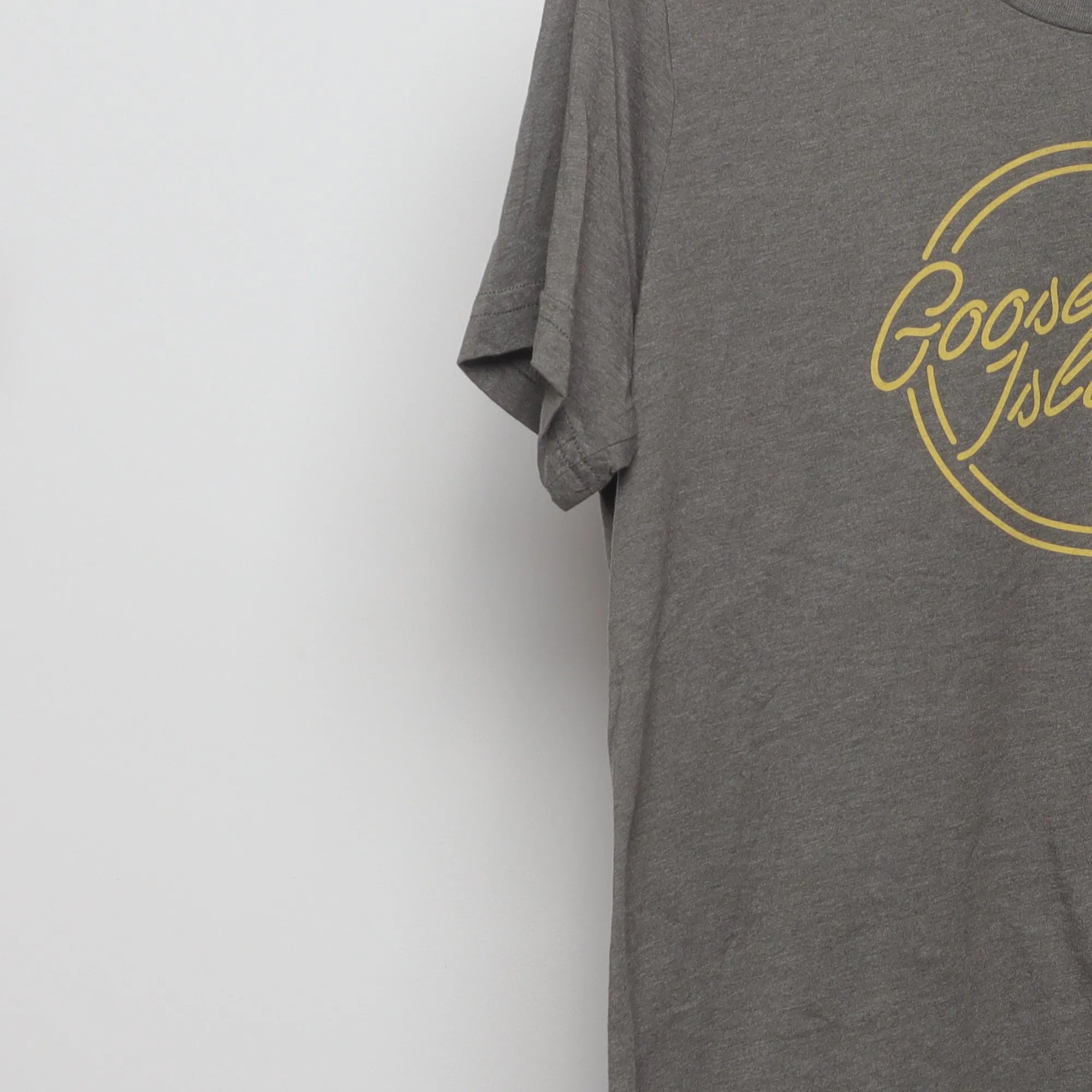 Close-up of the sleeve on the Vintage Goose Island Beer Co. Graphic T-Shirt M