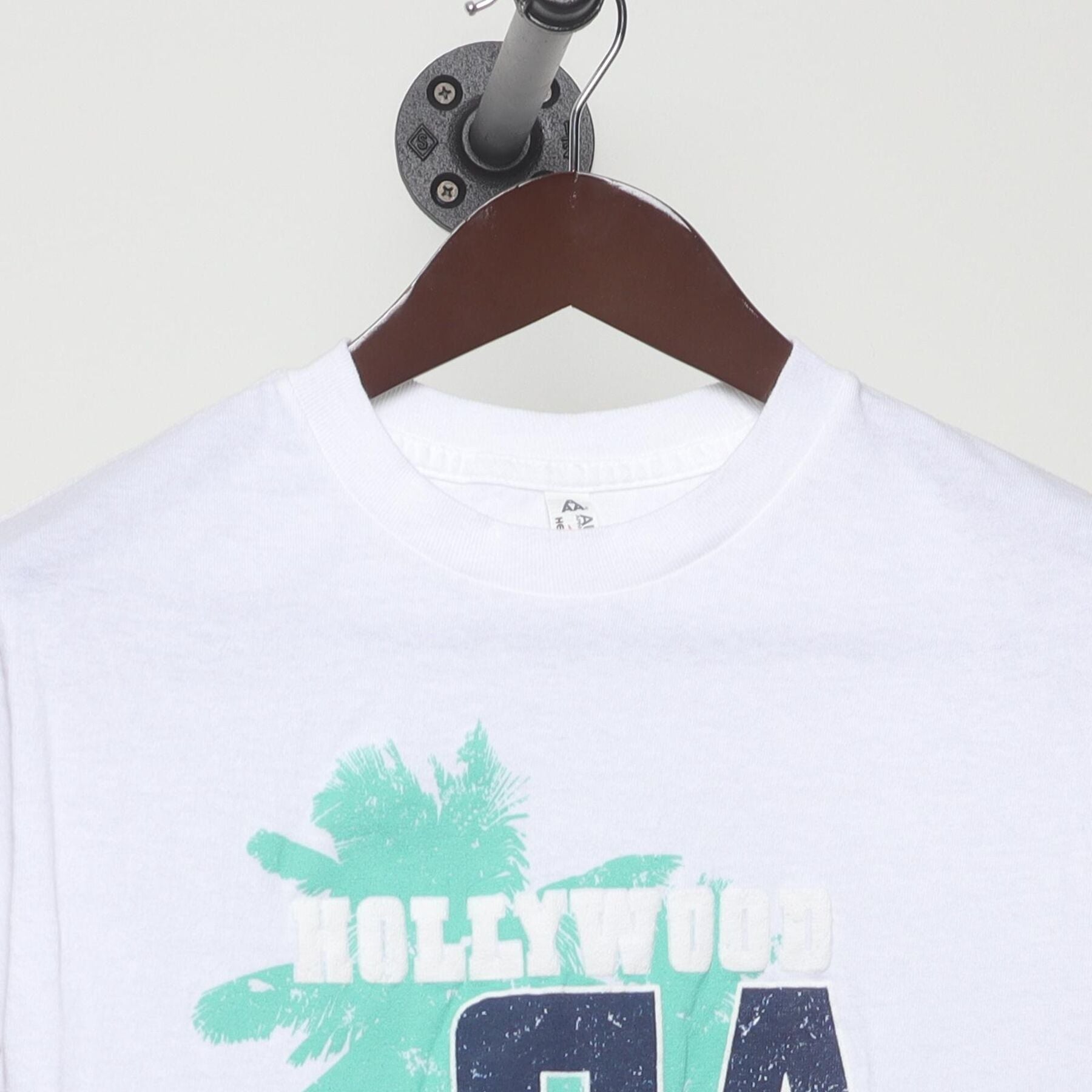 Close-up of the collar and tag on the Vintage Y2K Hollywood "CA Palm Tree" T-Shirt - S
