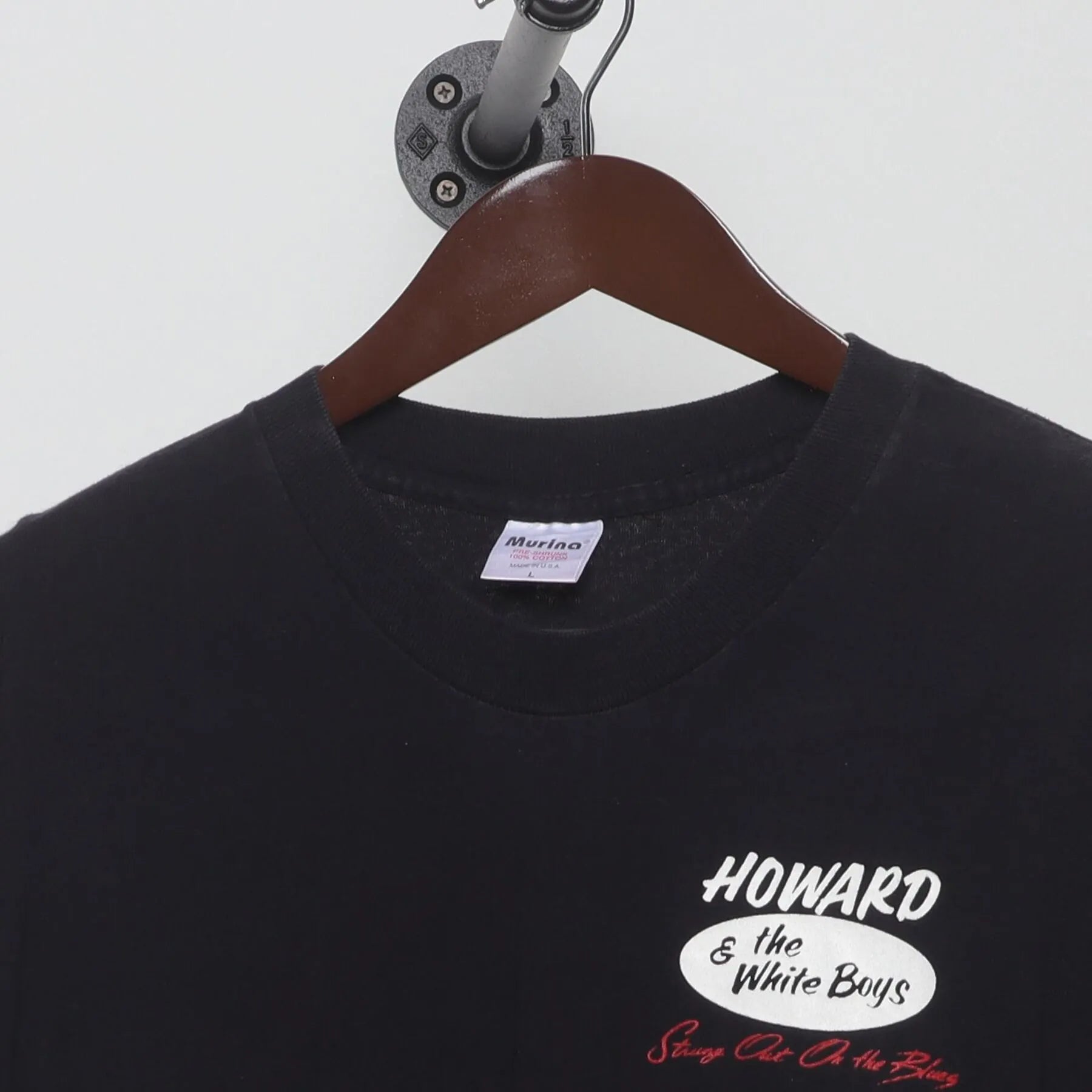 Close-up of the collar and tag on the Vintage Y2K Howard & The White Boys "Strung Out On The Blues" T-Shirt - M