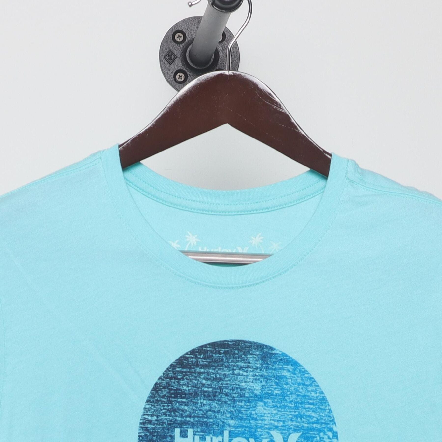 Close-up of the collar and tag on the Vintage Y2K Hurley "Icon Logo" T-Shirt - S