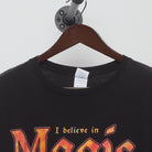 Close-up of the collar and tag on the Vintage Y2K Magic: The Gathering "I believe in Magic" T-Shirt - XL