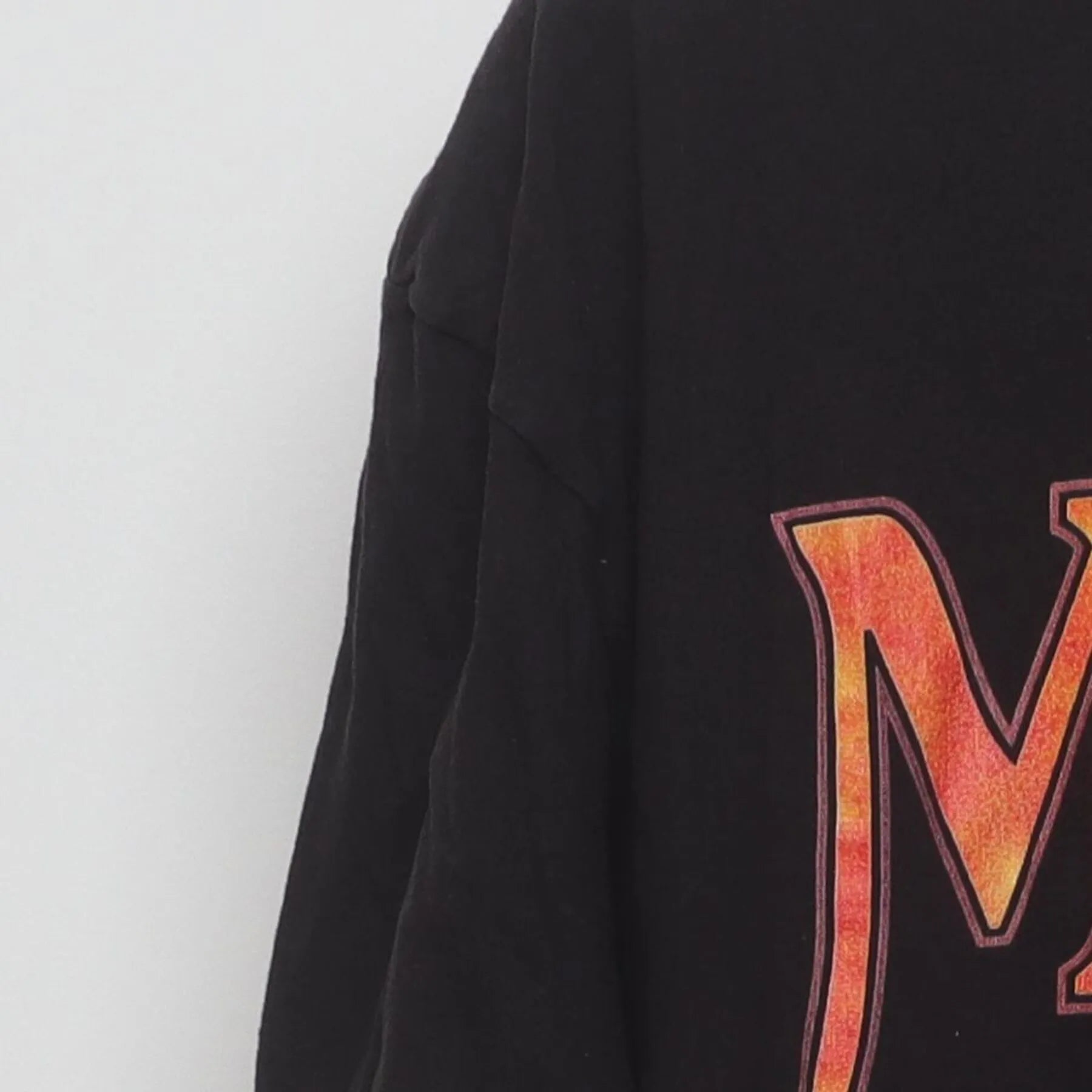 Close-up of the Left sleeve on the Vintage Y2K Magic: The Gathering "I believe in Magic" T-Shirt - XL