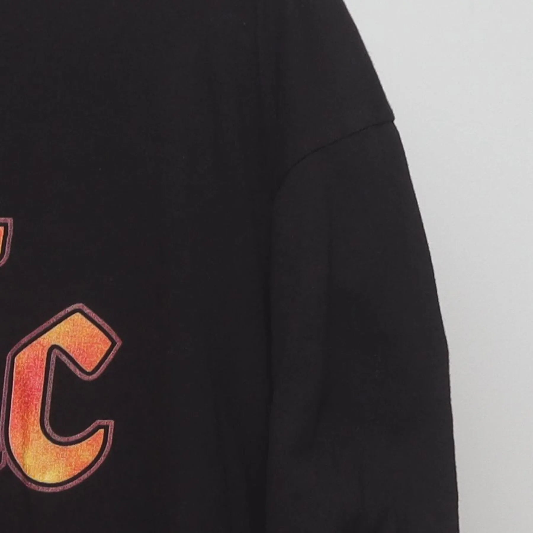 Close-up of the Right sleeve on the Vintage Y2K Magic: The Gathering "I believe in Magic" T-Shirt - XL