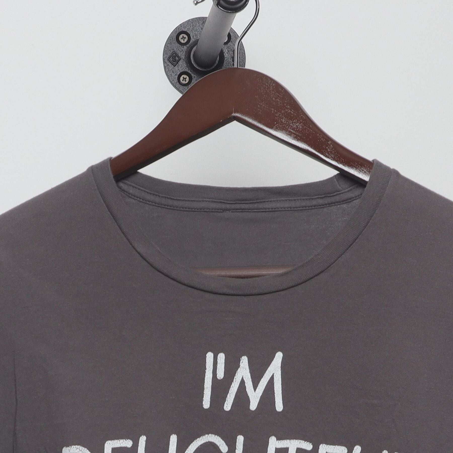 Close-up of the collar and tag on the Vintage Y2K Slogan "I'm Delightful" T-Shirt - XL