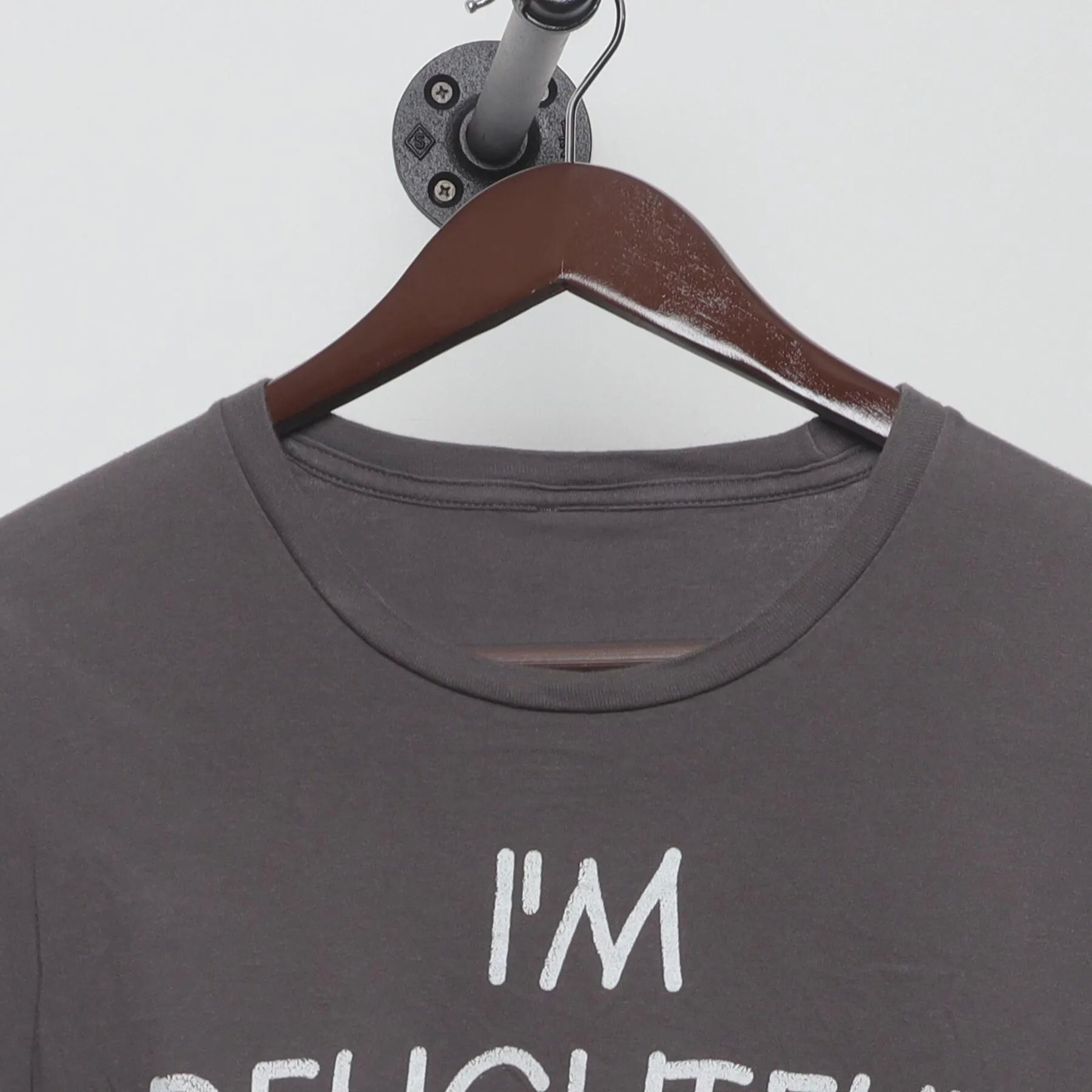 Close-up of the collar and tag on the Vintage Y2K Slogan "I'm Delightful" T-Shirt - XL