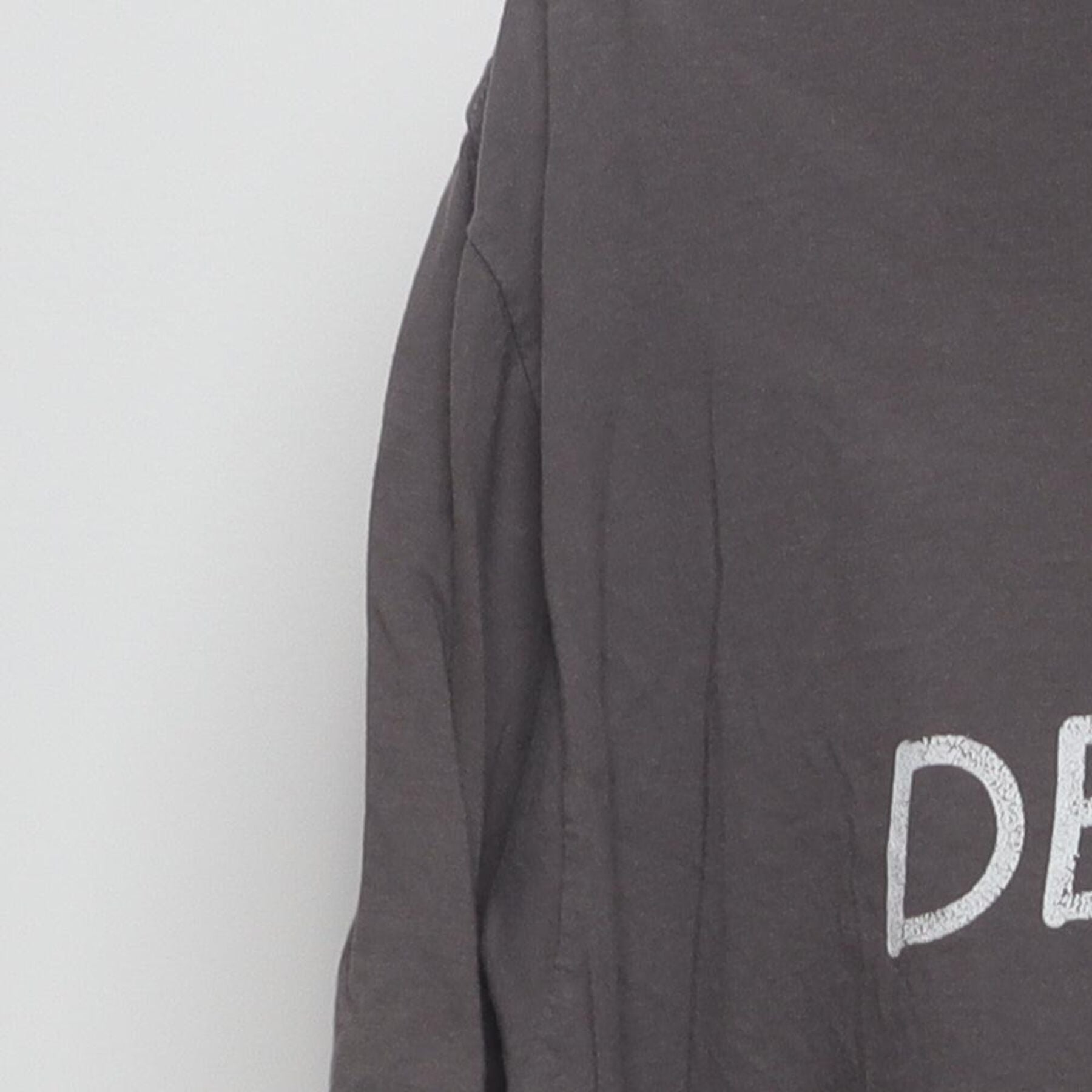 Close-up of the Left sleeve on the Vintage Y2K Slogan "I'm Delightful" T-Shirt - XL