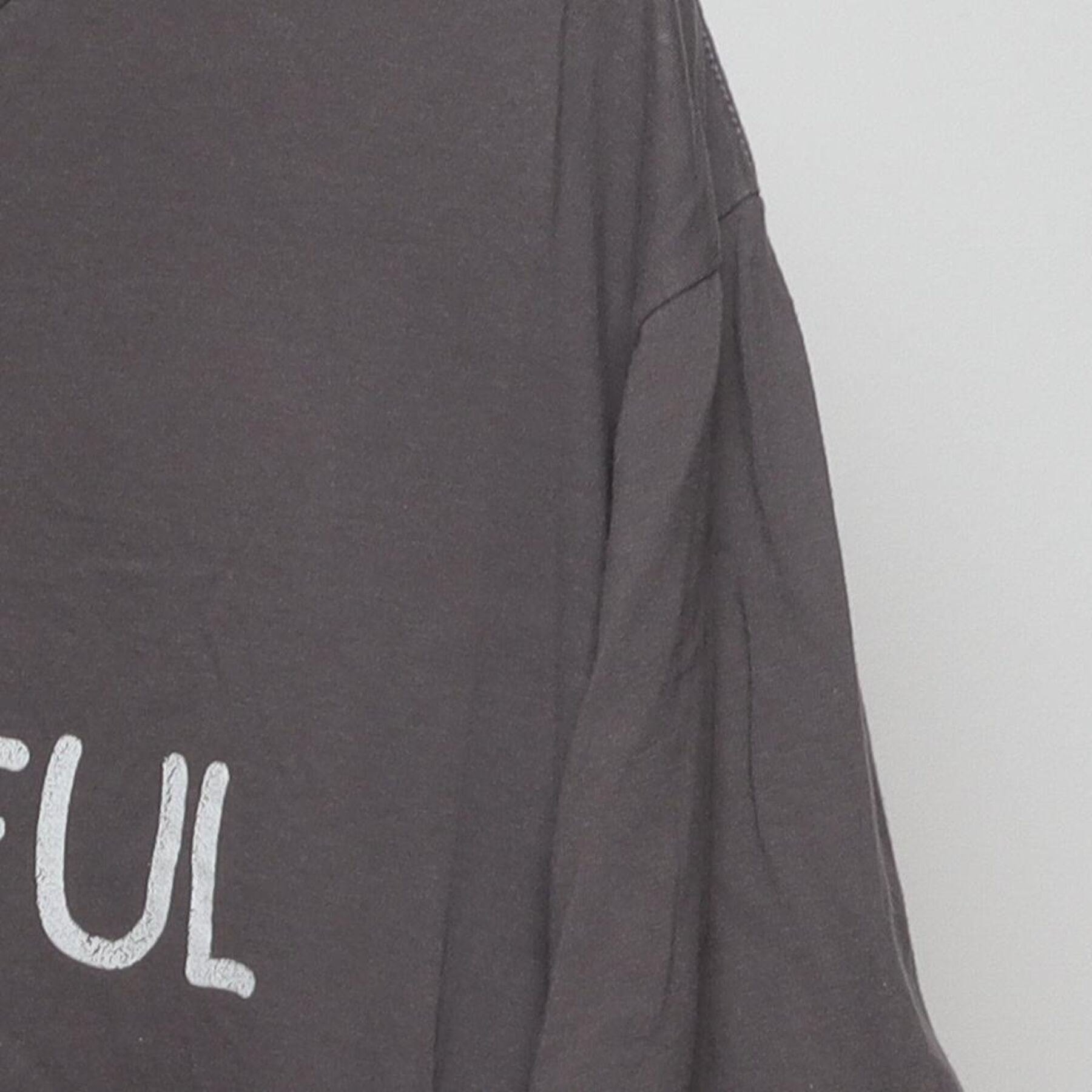 Close-up of the Right sleeve on the Vintage Y2K Slogan "I'm Delightful" T-Shirt - XL