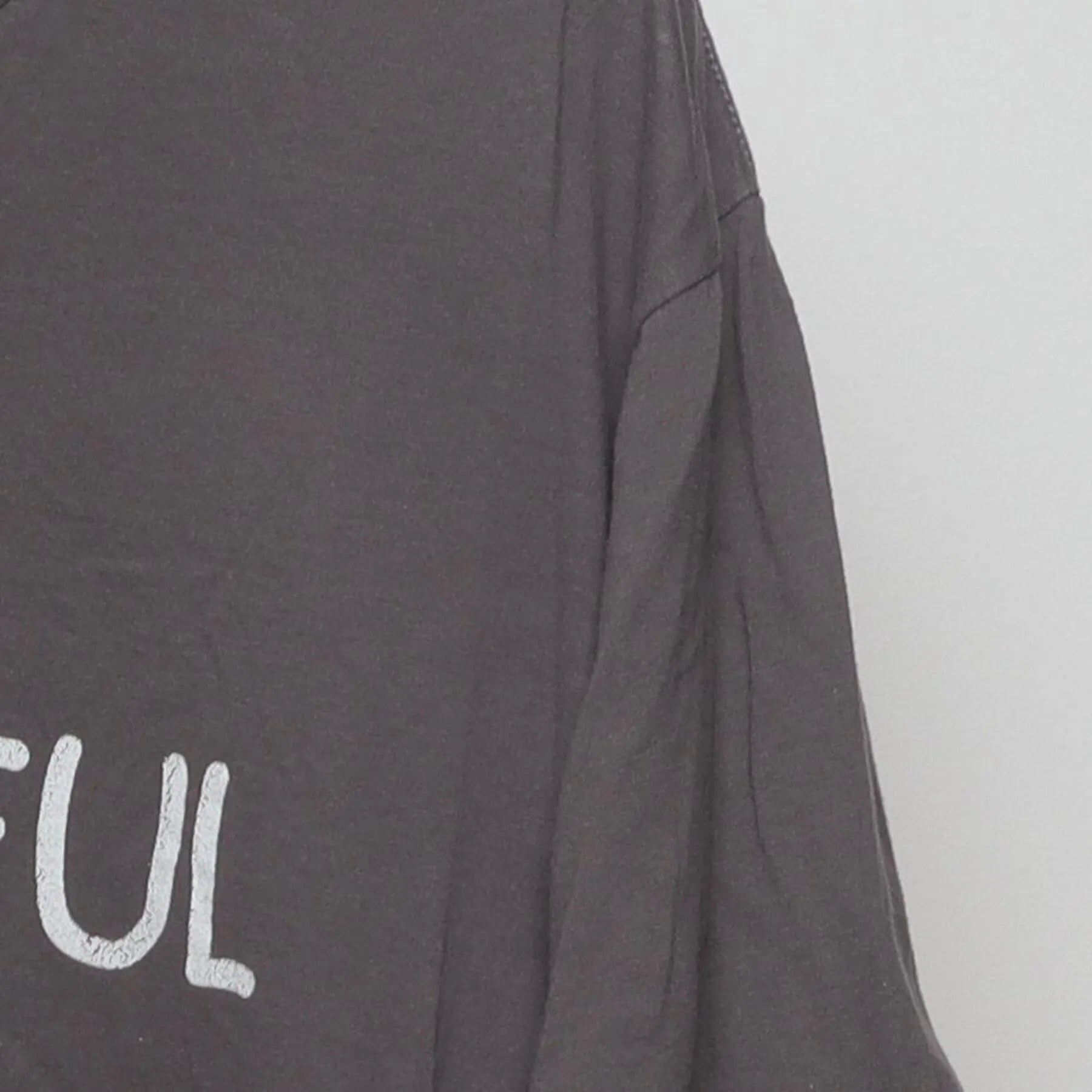Close-up of the Right sleeve on the Vintage Y2K Slogan "I'm Delightful" T-Shirt - XL