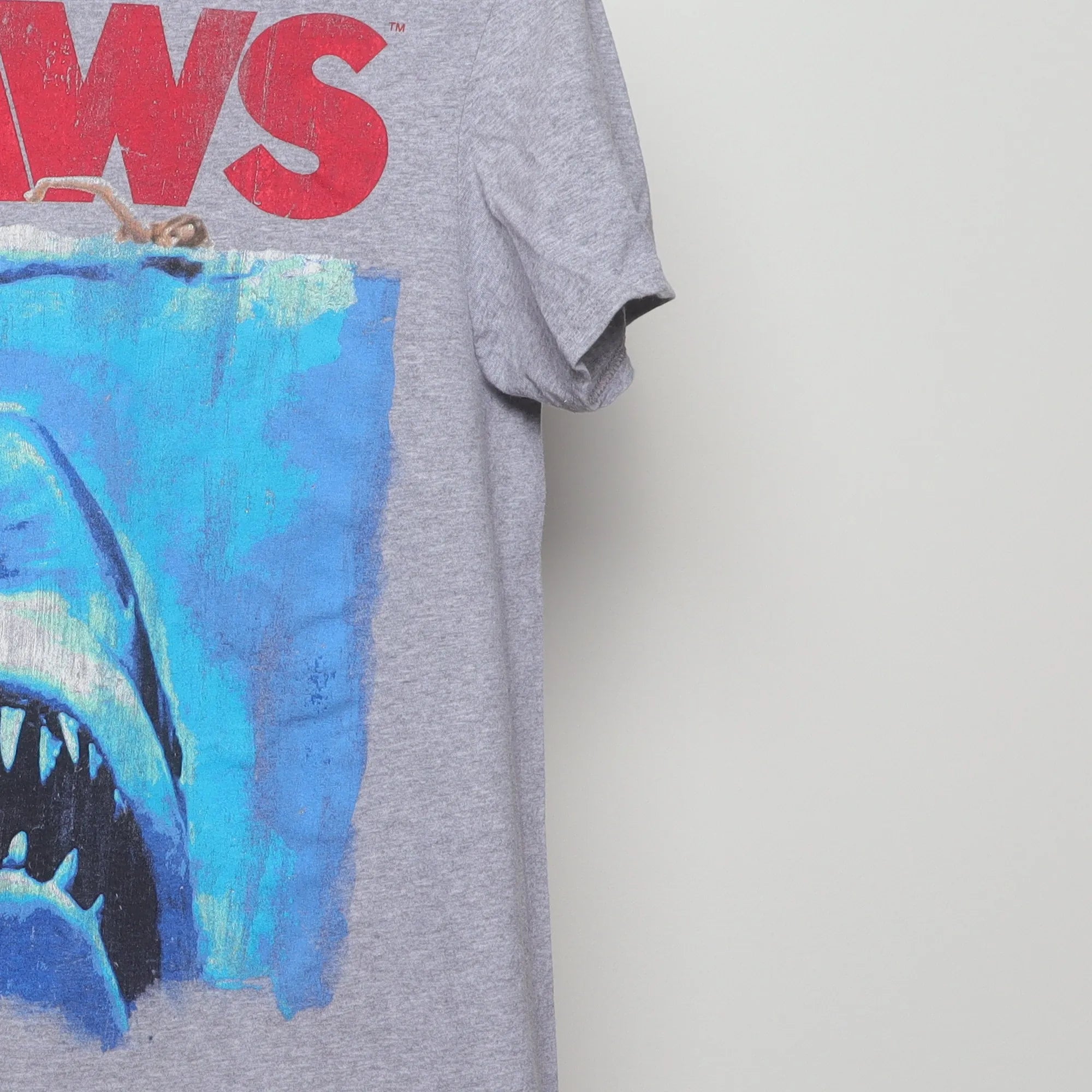 Close-up of the sleeve on the Vintage JAWS Movie Poster Graphic T-Shirt M