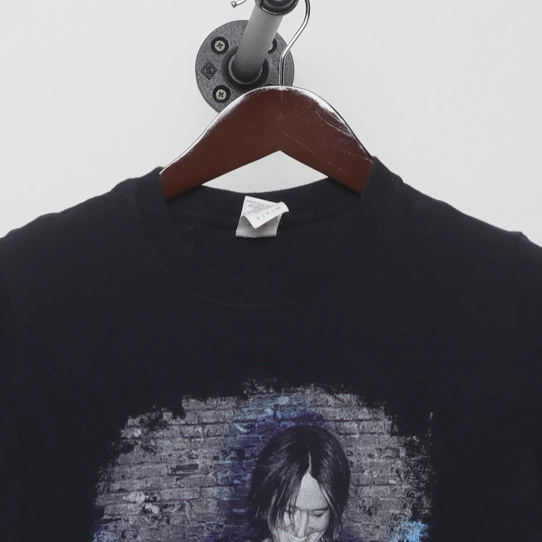 Close-up of the collar and tag on the Vintage 2010s Keith Urban "Graffiti U" T-Shirt - XS