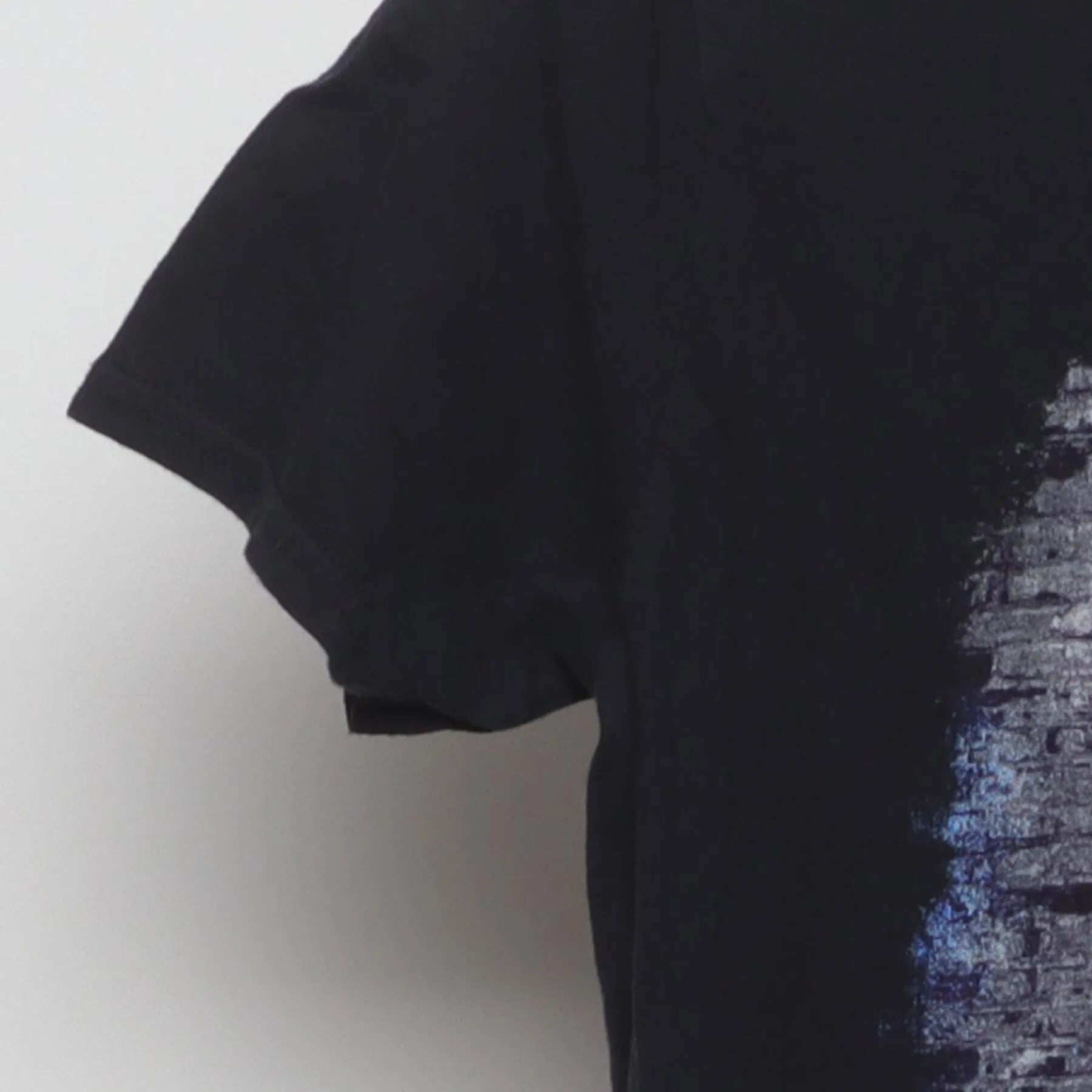 Close-up of the Left sleeve on the Vintage 2010s Keith Urban "Graffiti U" T-Shirt - XS