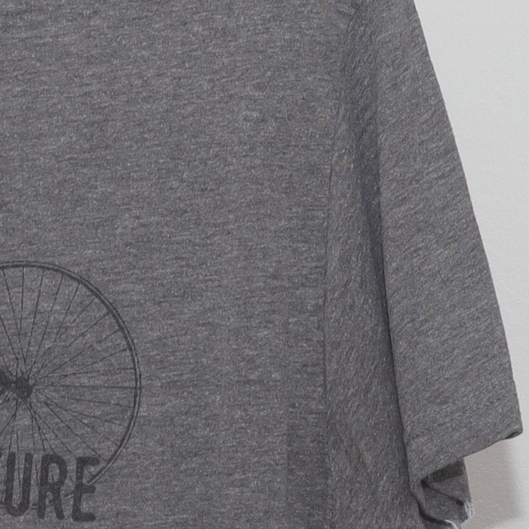 Close-up of the Right sleeve on the Vintage Y2K Live The Adventure "Bicycle Graphic" T-Shirt - M