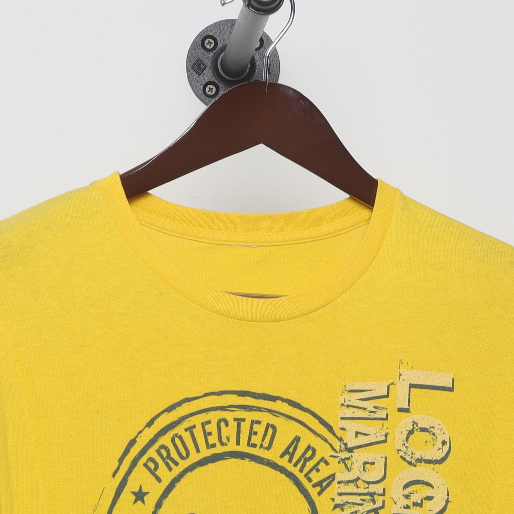 Close-up of the collar and tag on the Vintage Y2K Loggerhead Marinelife Center "Sea Turtle Habitat" T-Shirt - M