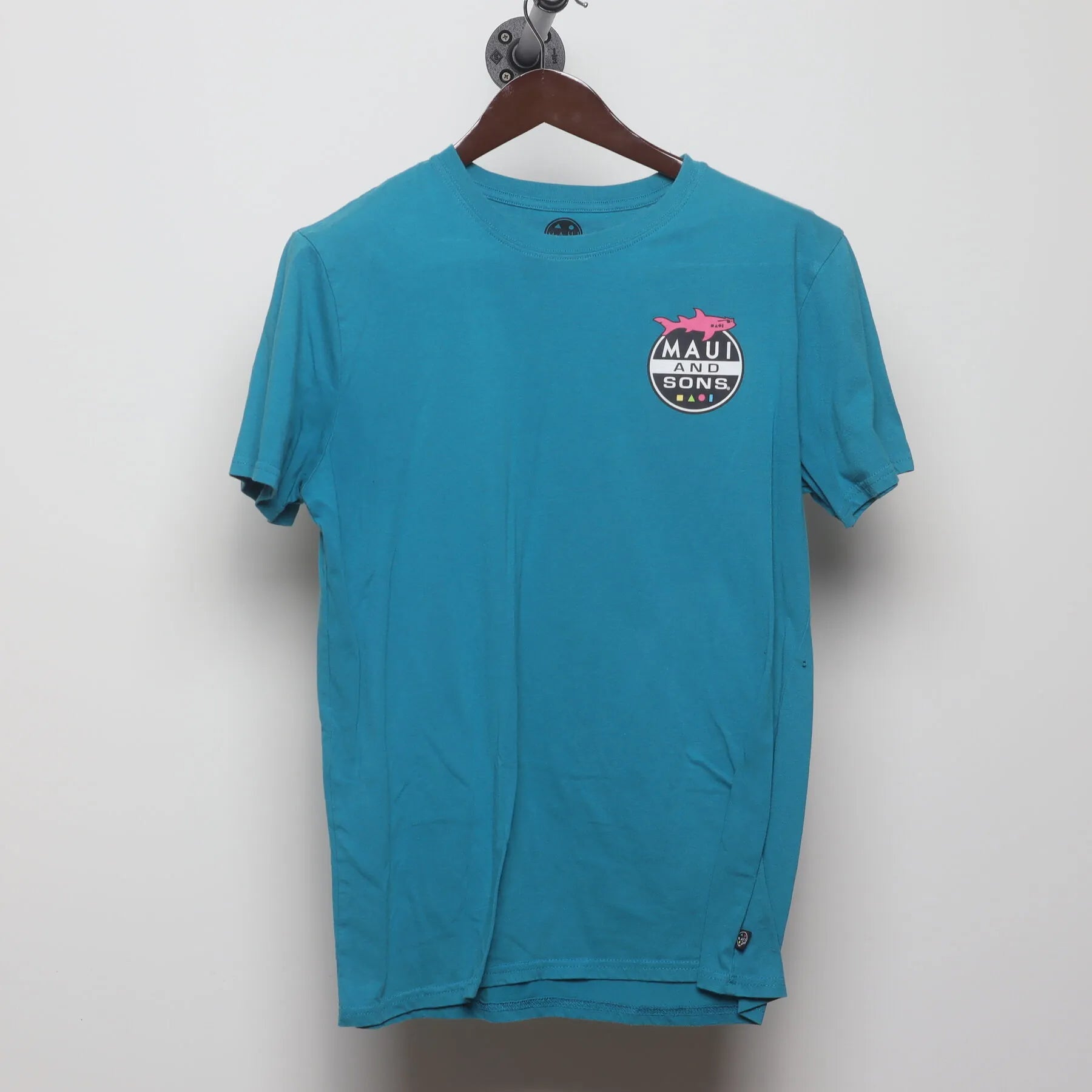 Front view of Vintage Y2K Maui and Sons "Shark Logo" T-Shirt - M