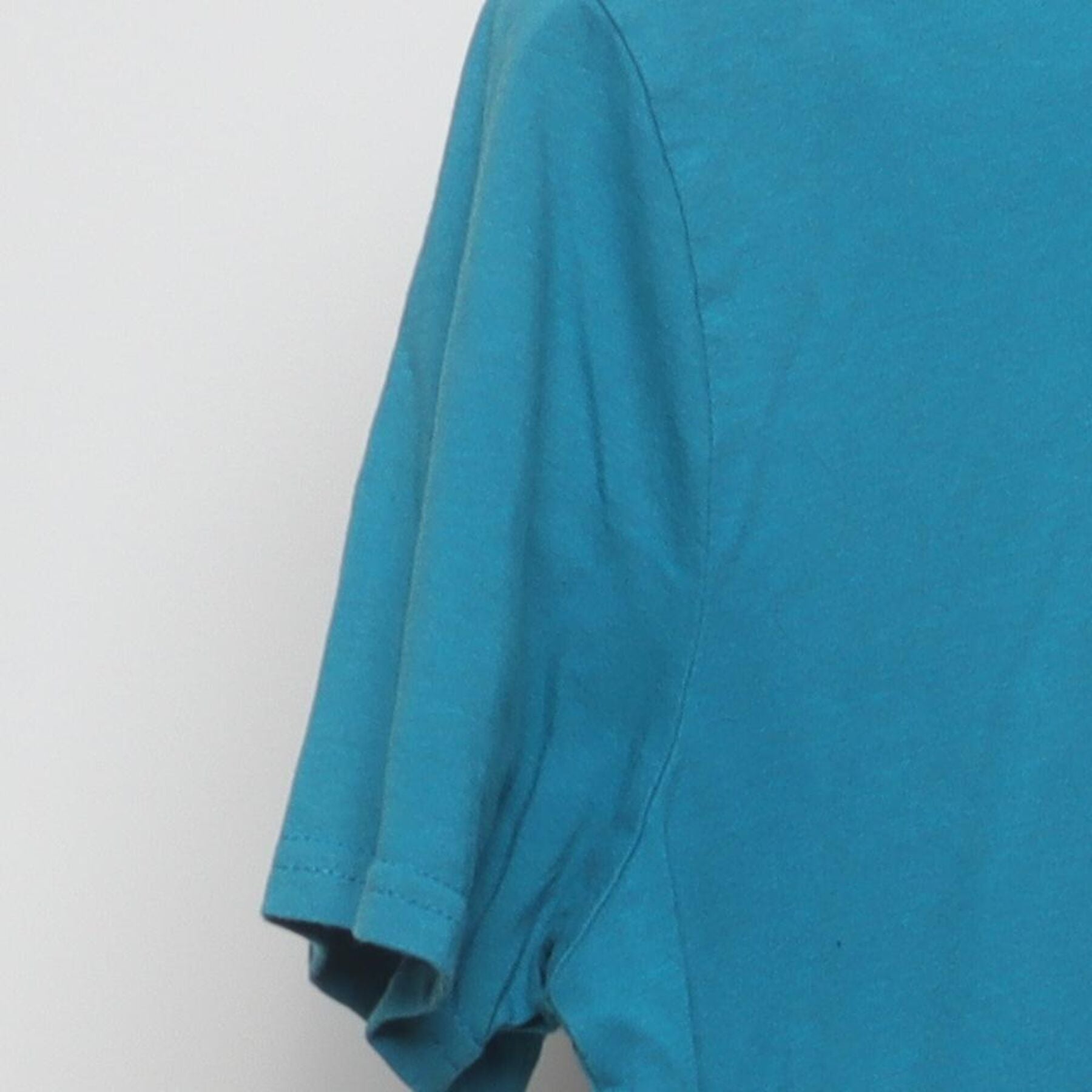Close-up of the Left sleeve on the Vintage Y2K Maui and Sons "Shark Logo" T-Shirt - M