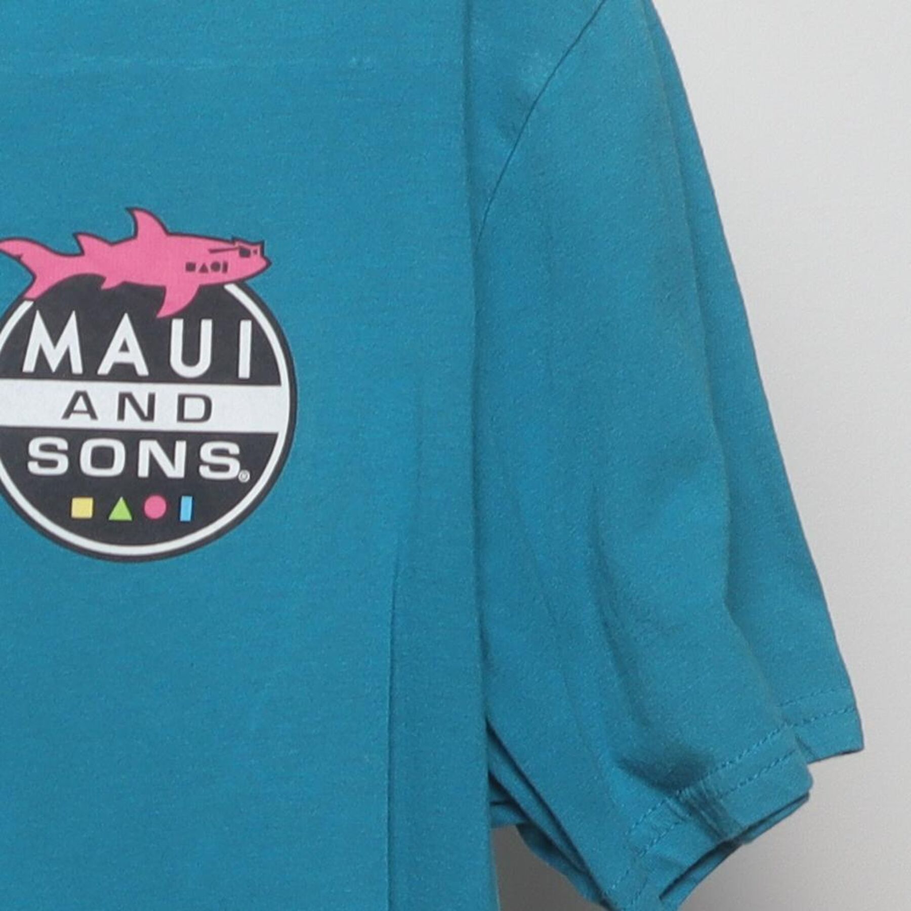 Close-up of the Right sleeve on the Vintage Y2K Maui and Sons "Shark Logo" T-Shirt - M