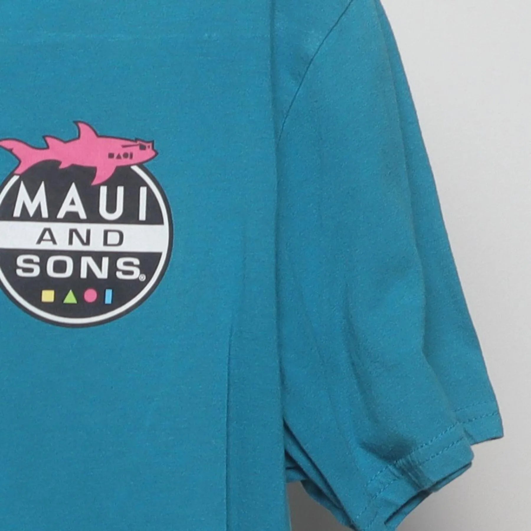 Close-up of the Right sleeve on the Vintage Y2K Maui and Sons "Shark Logo" T-Shirt - M
