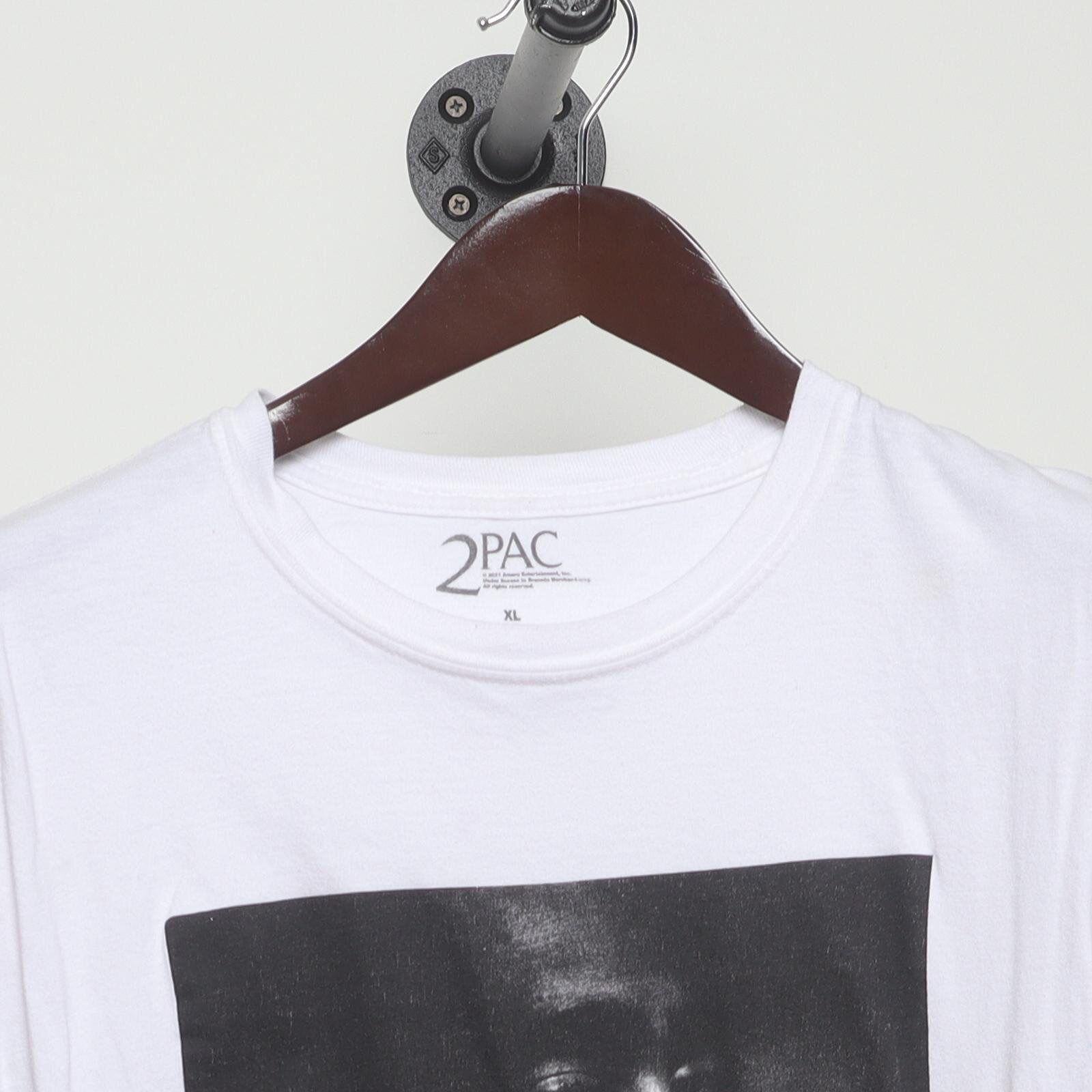 Close-up of the collar and tag on the Vintage Modern 2Pac "Iconic Portrait" T-Shirt - L